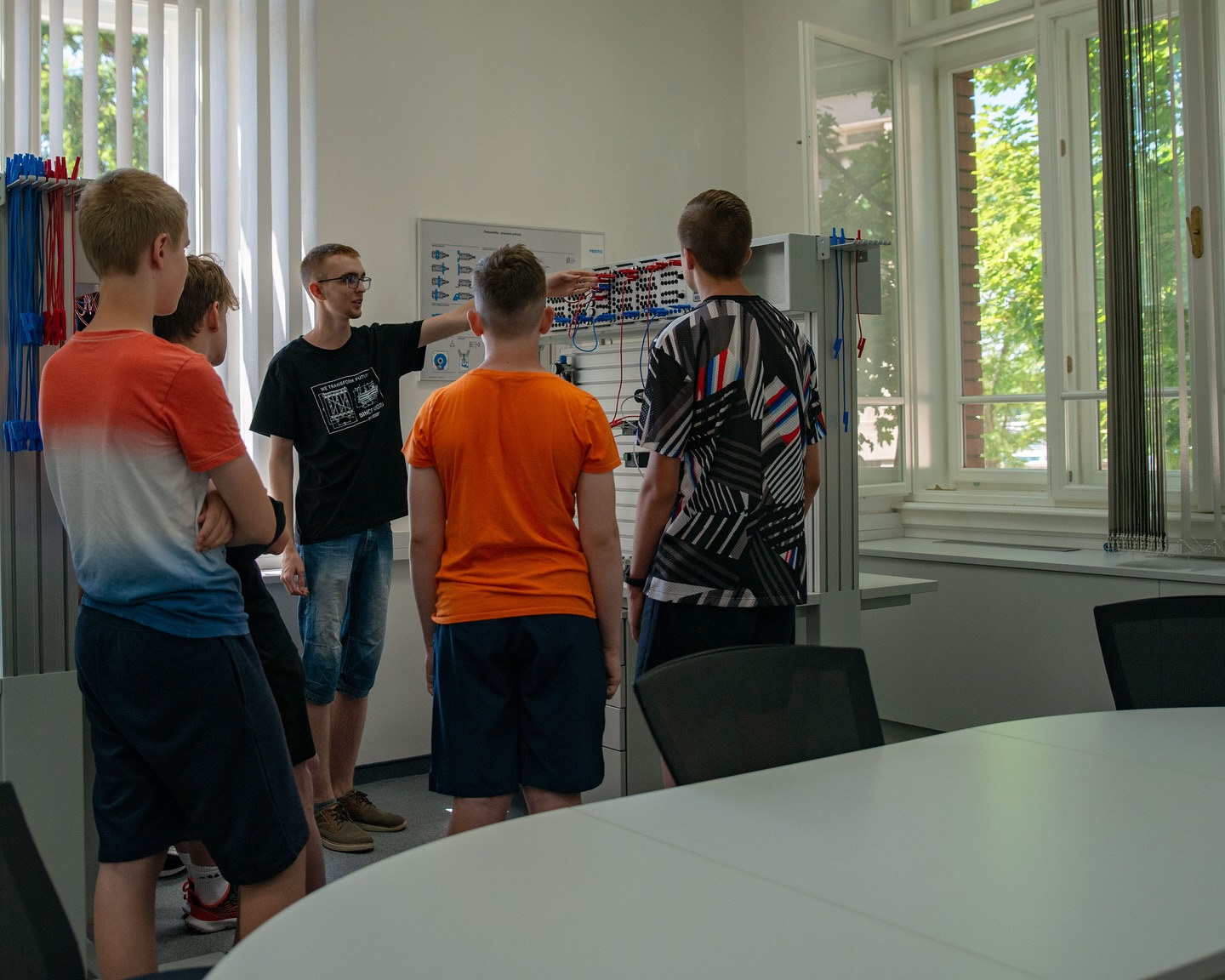 📬Pohľadnice z Leta na Fajnorke🔩 Aj tento rok sa na našej škole uskutočnil tradičný tábor Leto na Fajnorke. Žiakom základných škôl priniesol jedinečnú príležitosť nahliadnuť do sveta techniky, vyskúšať si prácu s technológiami a bližšie spoznať prostredie našej strednej školy.🤹♀️ Veľmi si vážime kreativitu a nadšenie všetkých účastníkov, ako aj pomoc našich žiakov a absolventov. Už teraz sa tešíme na ďalší ročník a nové stretnutia!🟧⬜️🟧⬜️#somfajnorak #fajnorka #spss #strojarina #strojar #technika #engineering #mechanicalengineering #inzinier #letnytabor #pohladnice #zakladnaskola #strednaskola #technika #bratislava