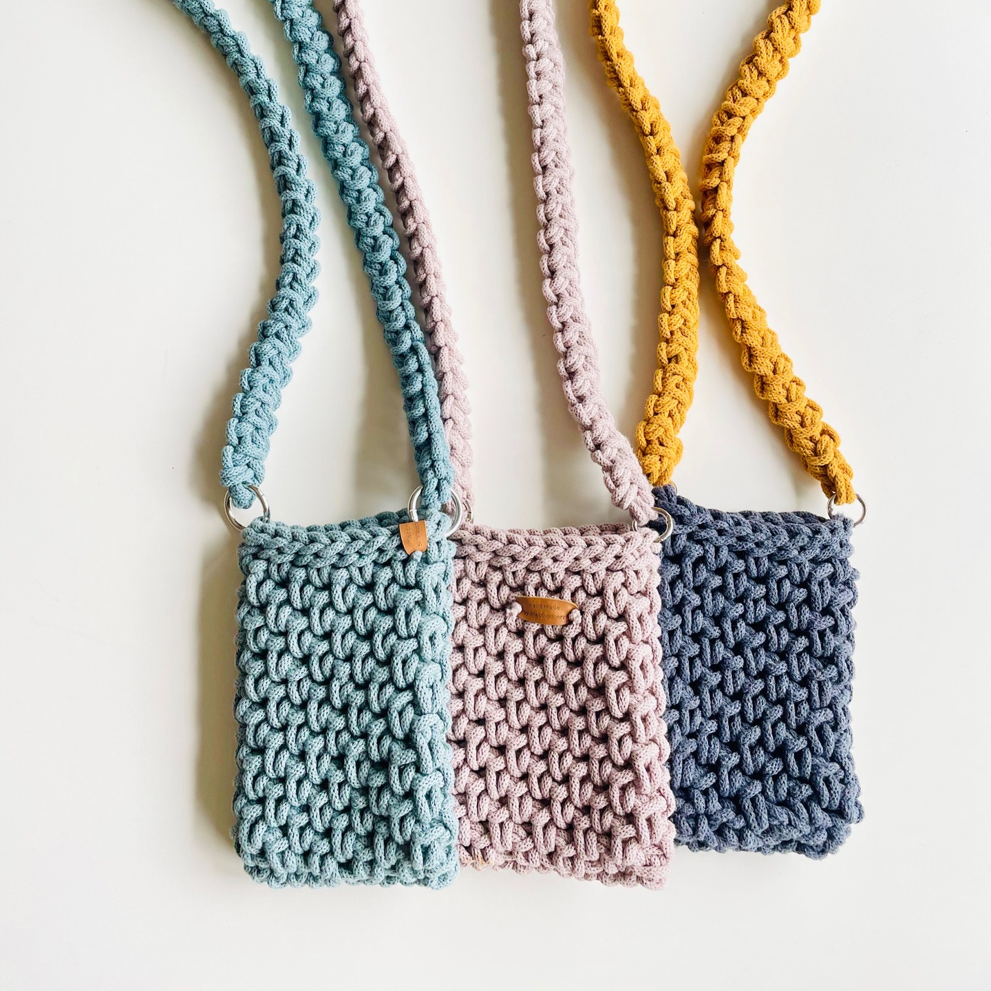 ✨ Schon mal eine Handytasche selbst gehäkelt? Nein? Dann wird’s höchste Zeit! 🤩🧶
Mit dem DIY-Häkelset von Maschenherz bekommst du alles, was dein kreatives Herz begehrt:
✔️ Hochwertige Baumwollkordel von Boobiny
✔️ Häkelnadel (ja, die richtige!)
✔️ Easy-Peasy-Anleitung
✔️ 2 Schlüsselringe
✔️ Handmade-Label (für den finalen Profi-Touch ✨)
✔️ Maschenmarkierer (damit nix schiefgeht 🙌)
Und das Beste: Am Ende hältst du nicht nur eine neue Handytasche in der Hand, sondern auch ein dickes Stück Stolz. 💪💖
Also: Netflix aus, Häkelnadel an – und los geht’s! 🚀
👉 Hol dir dein Set jetzt & häkel dein neues Lieblingspiece.
#DIYVibes #BobbinyLove #HandmadeIsBetter #Häkelliebe #CraftYourStyle #häkelnmachtglücklich #häkeln #bobbiny #handytasche #häkeltasche