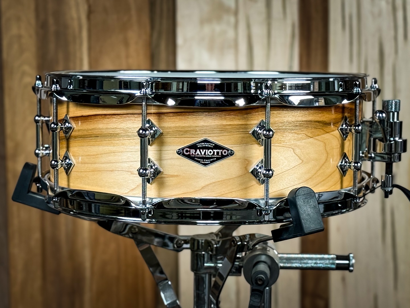 Absolutely stunning! 🔥 Custom Shop 5x14 Maple, with 45 degree bearing edges and finished in satin oil.