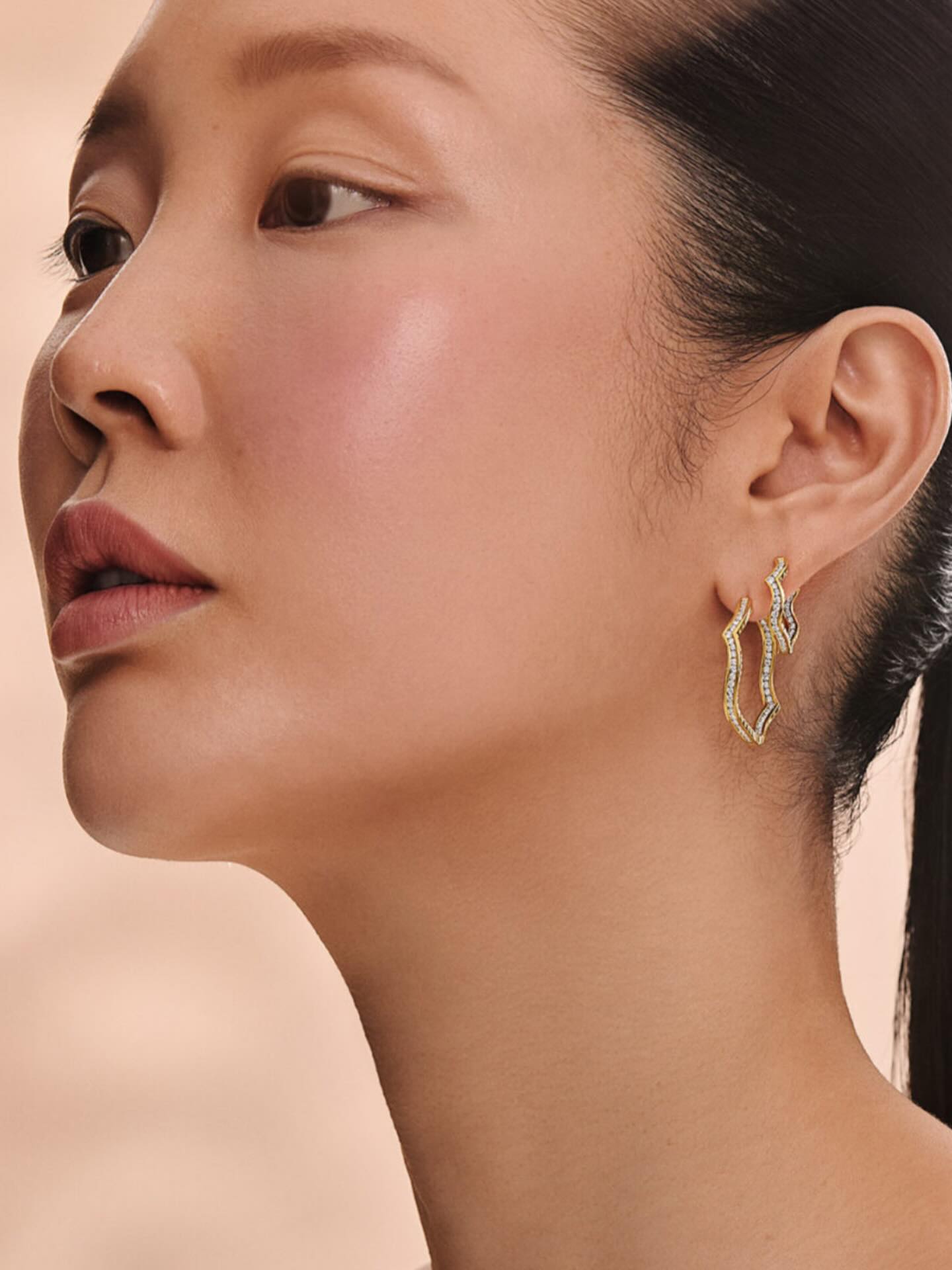 @cherituelle
Inspired by the fluidity of shifting sands, these small hoops shimmer from every angle. Channel-set diamonds extend seamlessly to the back, creating an endless play of light, a tribute to resilience, transformation, and quiet strength.
Made in Italy
Diamond Weight: 0.7ct (56 lab-grown, climate-neutral diamonds)
Diamond Quality: Colorless (D, E, or F), Clarity (IF–VS2), Ideal or Excellent Cut
Gold Weight (18K): 6.2 g (100% recycled Fairmined gold)
Reference: JEARRIY25100