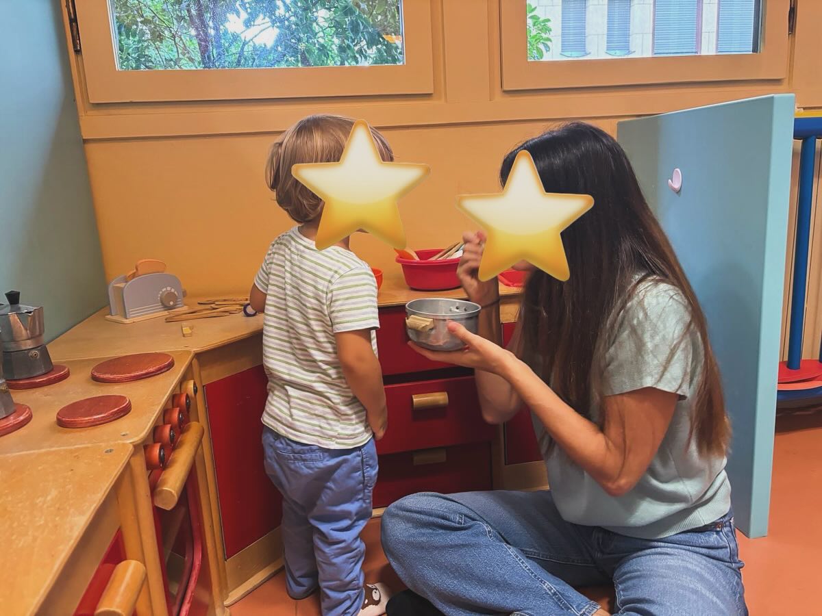 Ambientamento al nido:
Un tempo prezioso per conoscere, scoprire e affidarsi ✨
Un tempo che ha l’obiettivo di creare fiducia e sicurezza per il bambino e per i suoi genitori. Tutti imparano a conoscere gli spazi, gli altri bambini e le educatrici.