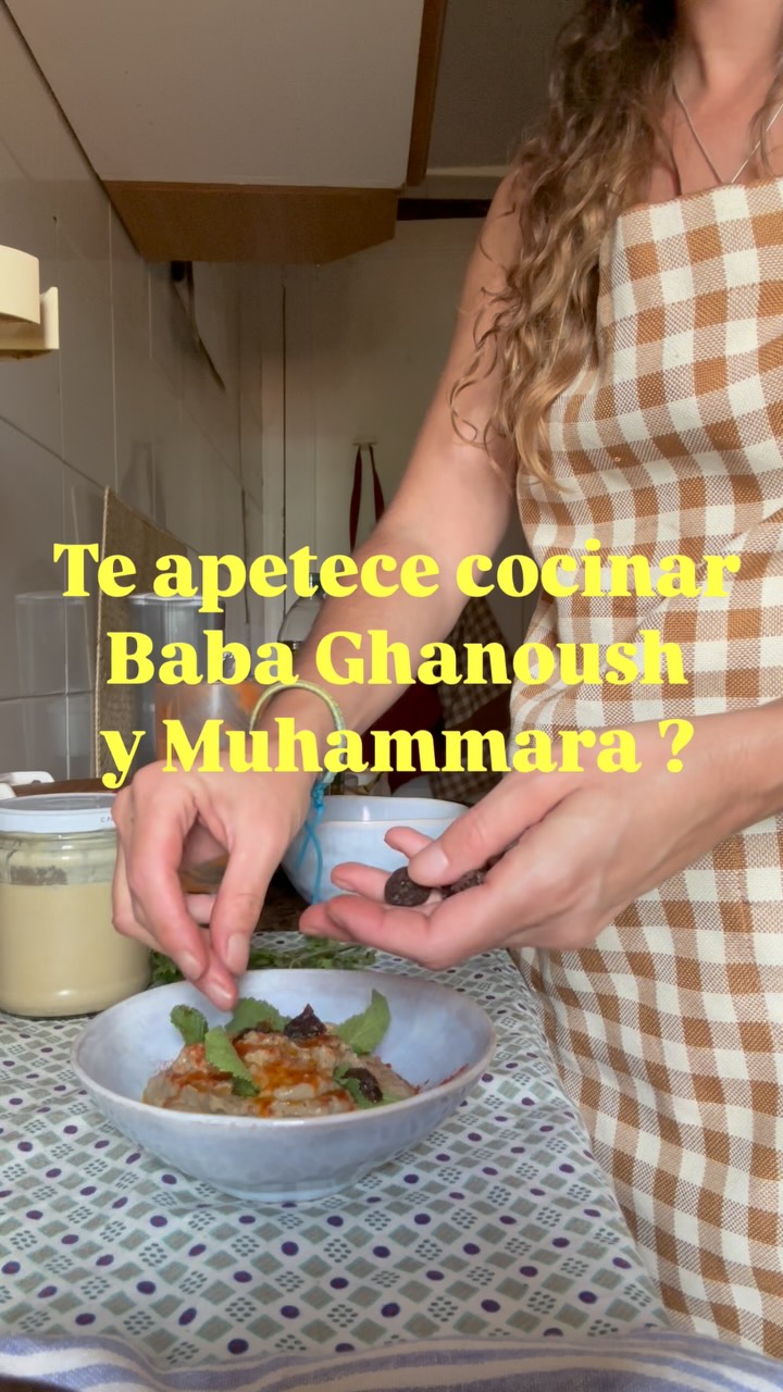 No, esto no se ha vuelto una cuenta de recetas, pero comida y cultura siempre van de la mano. 🙃
Me apetecía compartir dos de mis platos favoritos que intento prepararme habitualmente 🤍
A parte de mi pasión por la joyería, arte y música de oriente medio y Grecia y Egipto, me apasiona la gastronomía, mucho mucho 😋 no hay comida que disfrute más.
Por suerte nuestra cuando viajas a estos países se comparten muchos de los platos, con nombres distintos pero iguales o parecidos en su sabor. Un viaje de sabores y placer, aromas y especies que impregnan los sentidos.
Si te apetece saber cómo hago pan griego, para acompañar estos platos déjame un mensajito y volveré por aquí vestida de “arguiñana” con este delantal tan cool 😂 abrazos y que las disfrutéis si os animáis a prepararlas, ya me contaréis ☺️ has probado alguna vez estos platos?
INGREDIENTES
Babaganoush:
Berenjena asada
Aceite de oliva
Sal
Pimienta negra
Pimentón rojo
Zumo de limón
comino en polvo 1 cucharadita (en el vídeo no lo he dicho ) 🤦🏻♀️
Tahini 1 cucharada
Ajo (si lo toleras)
Yo le he añadido: grosella y hierba buena fresca
Muhammara:
Pimiento rojo asado
Nueces (bastantes, al gusto)
Miel 1 cucharada
Zumo de limón (que no tenía)
Comino molido 1 cucharadita
Aceite de oliva virgen
Sal
Pimentón dulce
Pimienta negra
Ajo (si lo toleras)
Yo le he añadido: grosella y hierba buena
Las cantidades las hago bastante a mi gusto, voy probando
#Food#foodlover #middleeastern #middleeasterncuisine #middleeast #syrian_food #lebanon #greece#turkey #türkiye #turkiye #healthy#healthyliving #healthyfoodporn #foodporn #jewellery #jewelry #jewels #mediterranean #mediterraneanfoods #cocinamediterranea #consciouslifestyle #recetas