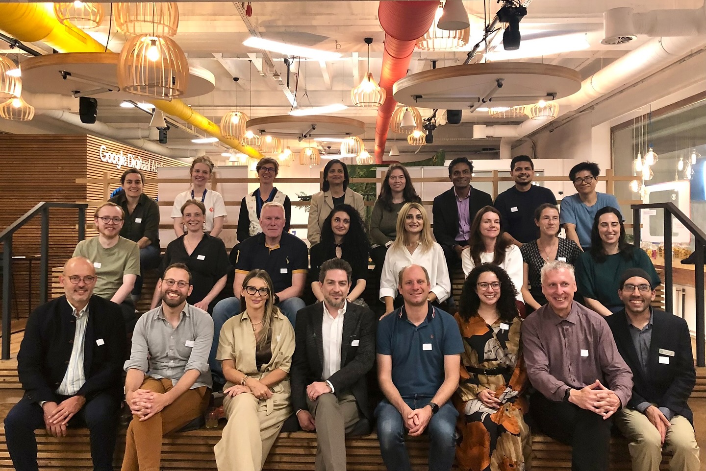 🌍 Khan Academy ülke temsilcileri okulların açılmasıyla birlikte 2025 yılını değerlendirmek ve 2025-2026 eğitim-öğretim yılı hedeflerini görüşmek üzere bir araya geldiler.
📍 Bu yıl Belçika’nın ve Avrupa Birliği’nin başkenti Brüksel’de gerçekleşen buluşmaya, dünyanın farklı ülkelerinde aynı misyon için çalışan; yani herkese, her yerde, dünya standartlarında ve ücretsiz bir öğrenme imkanı sunmayı amaçlayan Khan Academy ekiplerinin temsilcileri katıldılar.
🤝 Etkinlik, Khan Academy’nin Fransa ve Belçika operasyonlarını yürüten, içerikleri Fransızca ve Felemenkçe dillerinde sunarak Avrupa, Afrika ve dünyanın birçok bölgesinde öğrencilere ulaştıran sivil toplum kuruluşu Bibliothèques Sans Frontières (BSF) – Libraries Without Borders ev sahipliğinde, Google Digital Atelier Belgium’da gerçekleşti.
📰 İlk gün düzenlenen basın toplantısında, Belçika eğitim dünyasından, akademiden, sivil toplumdan ve basından temsilciler katılarak, Khan Academy’nin Belçika’daki, Avrupa’daki ve küresel ölçekteki faaliyetleri hakkında bilgi aldılar. Ben de bu vesileyle #KhanAcademyTR ’yi ve Khan Academy adına bir parçası olmaktan gurur duyduğum 14 yıla yaklaşan küresel yolculuğumuzu anlatma fırsatı bulduğum için mutluyum.
📌 Buluşmanın devam eden günlerinde, ülke ekipleri ve merkez ekibimiz; durum değerlendirmesi, gelecek planları ve yeni hedefler üzerine çalıştılar. Etkinliğe, Khan Academy Uluslararası Operasyonlardan Sorumlu Başkan Yardımcısı Sandeep Bapna da katıldı.
💡 Gündemin en önemli başlıklarından biri ise eğitimde ve okul ortamında yapay zekânın doğru kullanımı ve Khan Academy’nin yapay zekâ destekli öğrenme ve öğretme asistanı Khanmigo oldu.
📊 Bugün itibarıyla 12 milyon öğrenciye yapay zekâ destekli eğitim imkânı sunan ve toplam 187 milyon kayıtlı öğrenciye ücretsiz öğrenme fırsatı sağlayan Khan Academy’nin, yeni eğitim-öğretim yılında 200 milyon kayıtlı öğrenciye ulaşması bekleniyor. Üstelik, platformdan faydalanmak için kayıt olma zorunluluğu bulunmadığından, toplam kullanıcı sayısının şimdiden bu rakamların çok daha üzerinde olduğu rahatlıkla söylenebilir.
#khanacademy #khanmigo #eğitim #okul #education #yapayzeka #ai #eğitimdeyapayzeka #onlineearning #khan