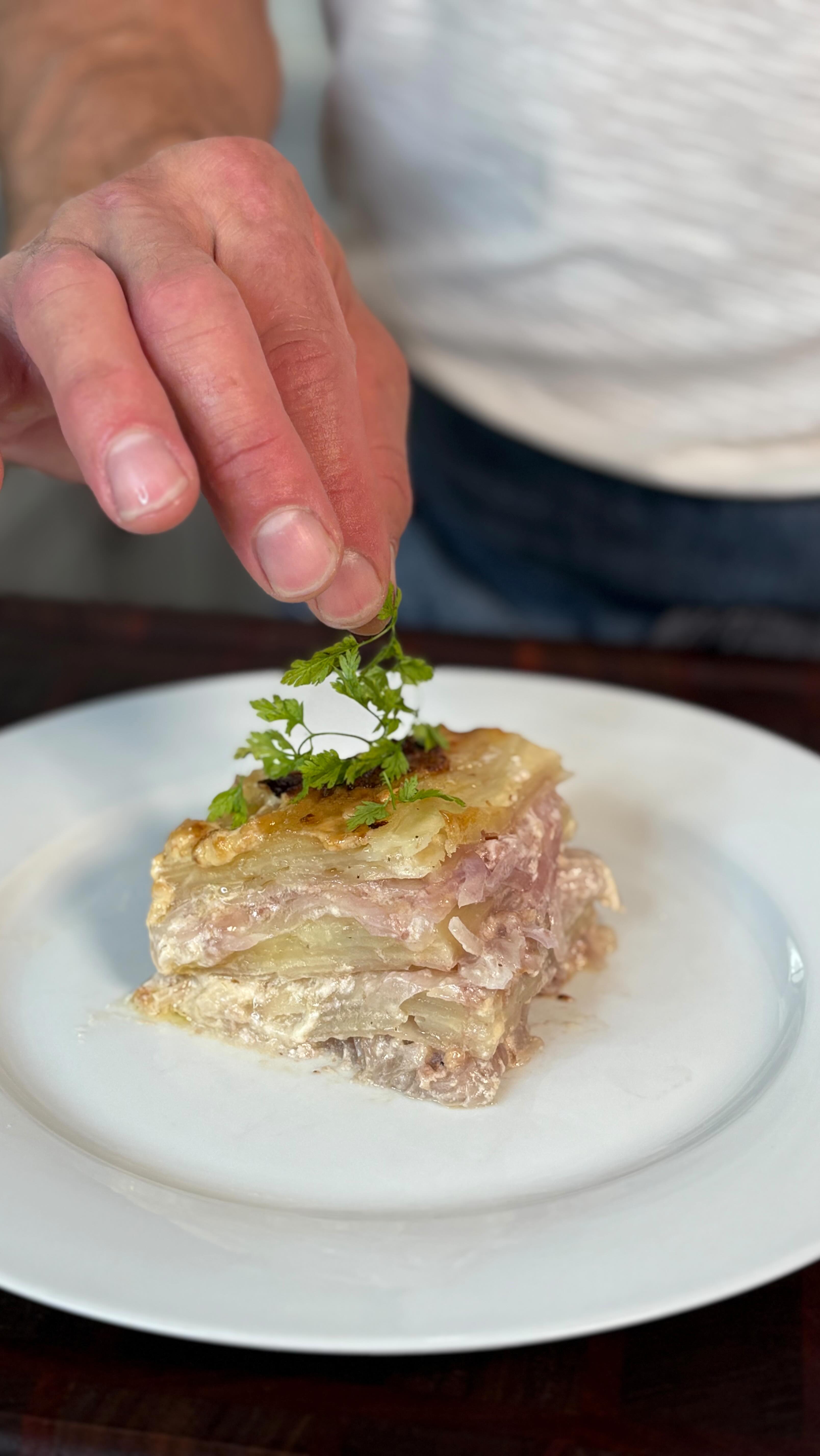 Sweet Red Onion Scalloped Potatoes 🧅🧈
Layered, creamy, and just a little over-the-top (in the best way).
Made with thin-sliced potatoes, sweet red onions, reduced cream, and a whole attitude.
🎬 #chefgiorgianni #testkitchen #scallopedpotatoes #fallcomfortfood #bakednotbasic