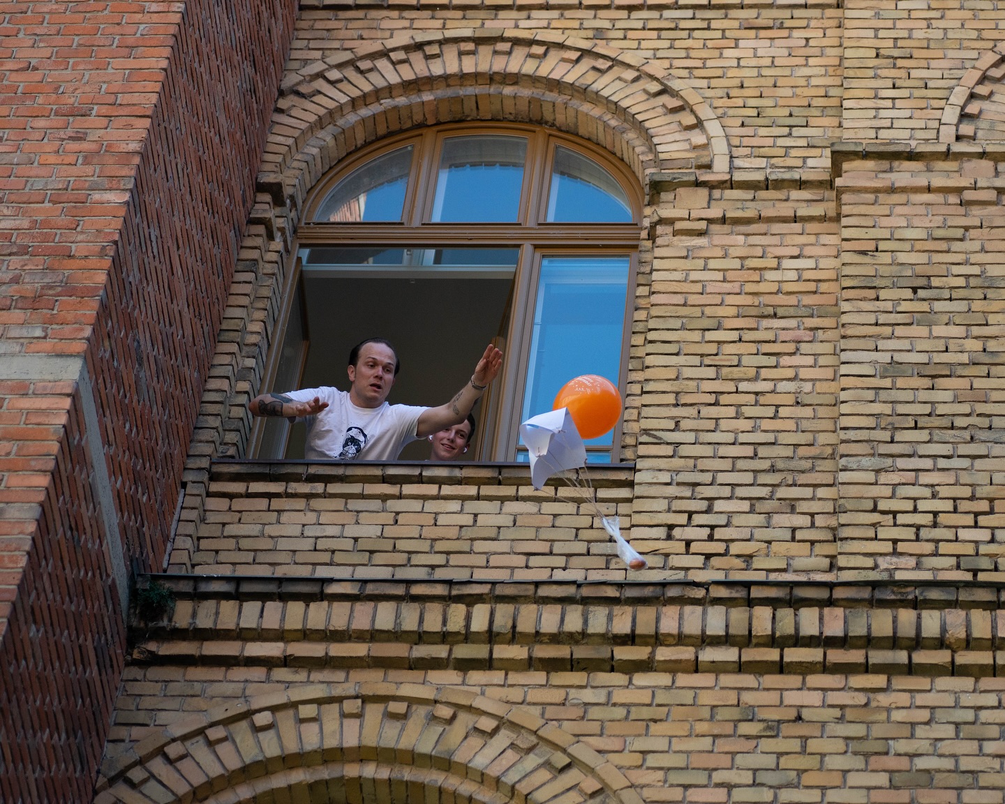 📬Pohľadnice z Leta na Fajnorke🔩 Aj tento rok sa na našej škole uskutočnil tradičný tábor Leto na Fajnorke. Žiakom základných škôl priniesol jedinečnú príležitosť nahliadnuť do sveta techniky, vyskúšať si prácu s technológiami a bližšie spoznať prostredie našej strednej školy.🤹♀️ Veľmi si vážime kreativitu a nadšenie všetkých účastníkov, ako aj pomoc našich žiakov a absolventov. Už teraz sa tešíme na ďalší ročník a nové stretnutia!🟧⬜️🟧⬜️#somfajnorak #fajnorka #spss #strojarina #strojar #technika #engineering #mechanicalengineering #inzinier #letnytabor #pohladnice #zakladnaskola #strednaskola #technika #bratislava