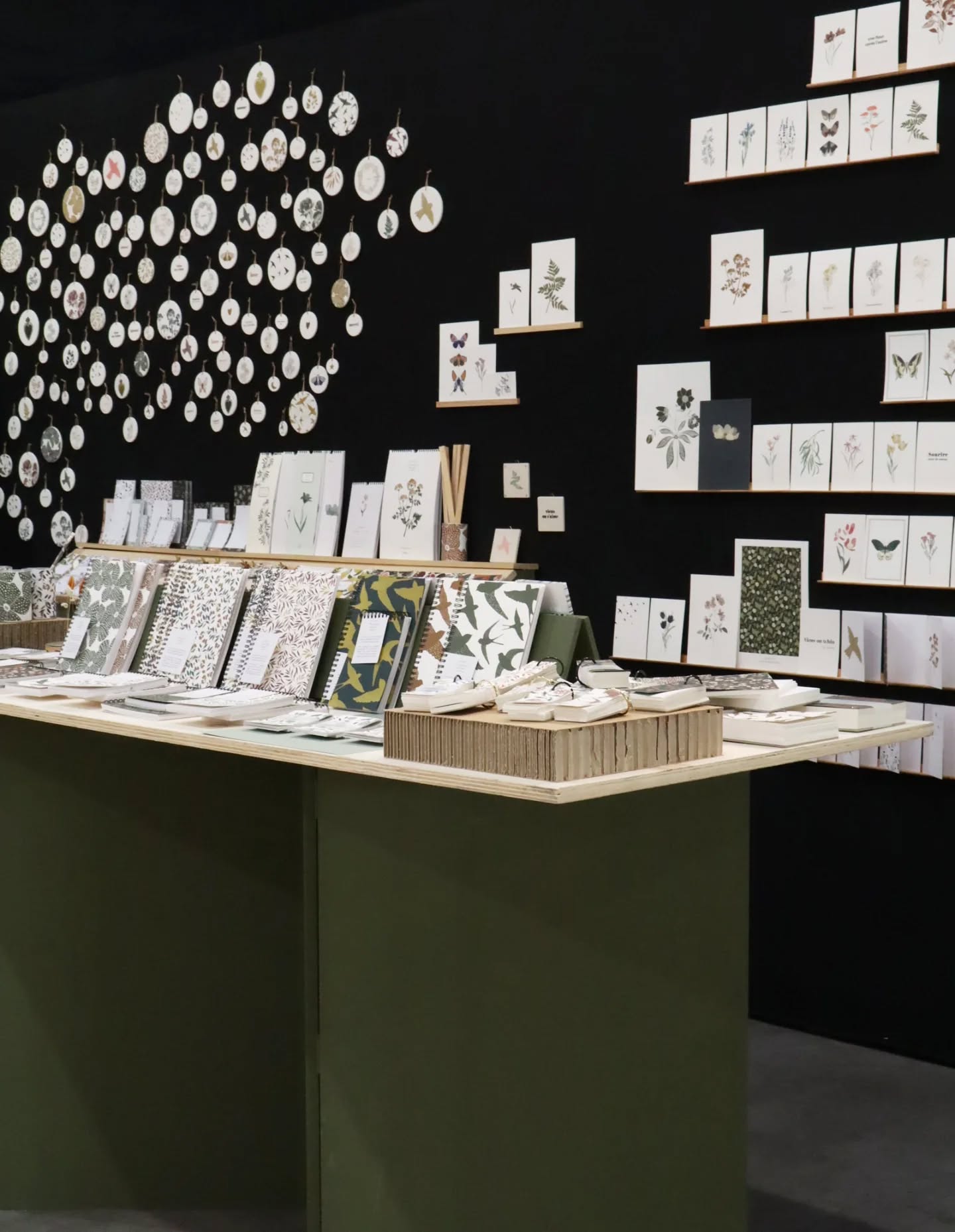Maison & Objet septembre 2025.
C'était encore une belle édition, différente des précédentes dans son organisation, sa disposition, sa fréquentation. Mais comme d'habitude vous avez été là. De belles rencontres, de beaux échanges et de belles découvertes ! Malgré cette semaine intense c'est toujours aussi bon de vous retrouver !
On a aussi retrouvé plein de jolies marques @augustin_art @zakuw.kids @lespetiteshirondelles @petitgramme @monpetitleon @lesmotsdoux_cie ♡
.
.
.
#poussieredesrues #sérigraphie #screenprinting #lyon #maisonetobjet #paris