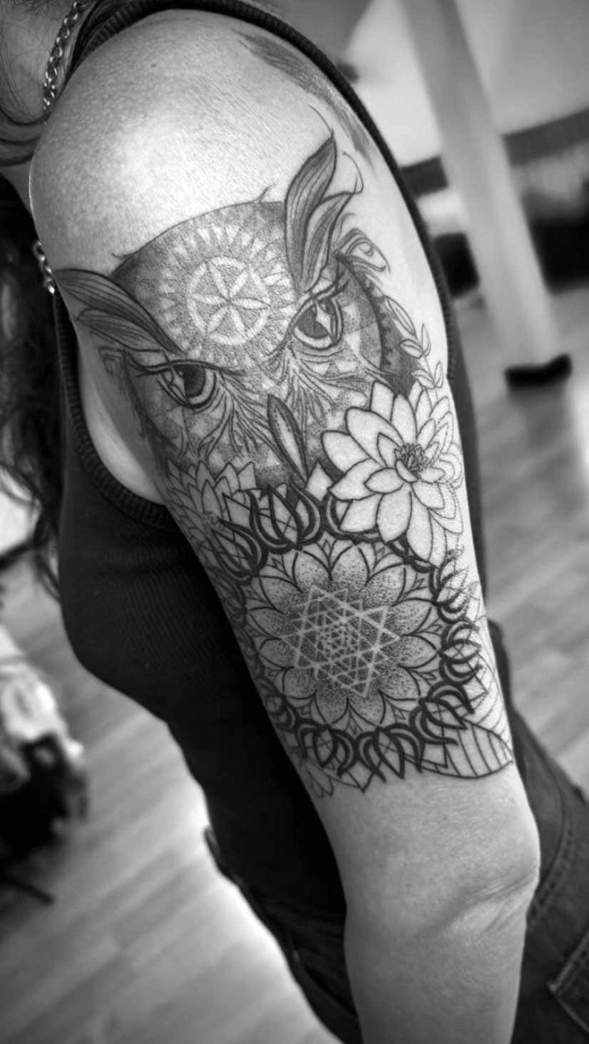 My loves, watch us flow into day 2 of this potent weekend, t’was 2 weeks ago under the Virgo new moon 🌙
“I am so in love with my new tattoo. She has been guiding me and holding me through this eclipse portal and just assuring me that I’m going in the right direction”
Witnessing each of you embody such power & grace is a a profound privilege to me. So much medicine arises for us to explore.
Excited to complete as we continue to weave with our potent guides holding the field. Amazing how they really show up when we align to true self and a deep state of listening ✨✨
#walktheflame #soulpath #medicinejourney #tattooceremony #visionjourney #tattooartist #pnwtattoo #vancouvertattoo #intuitivetattoo