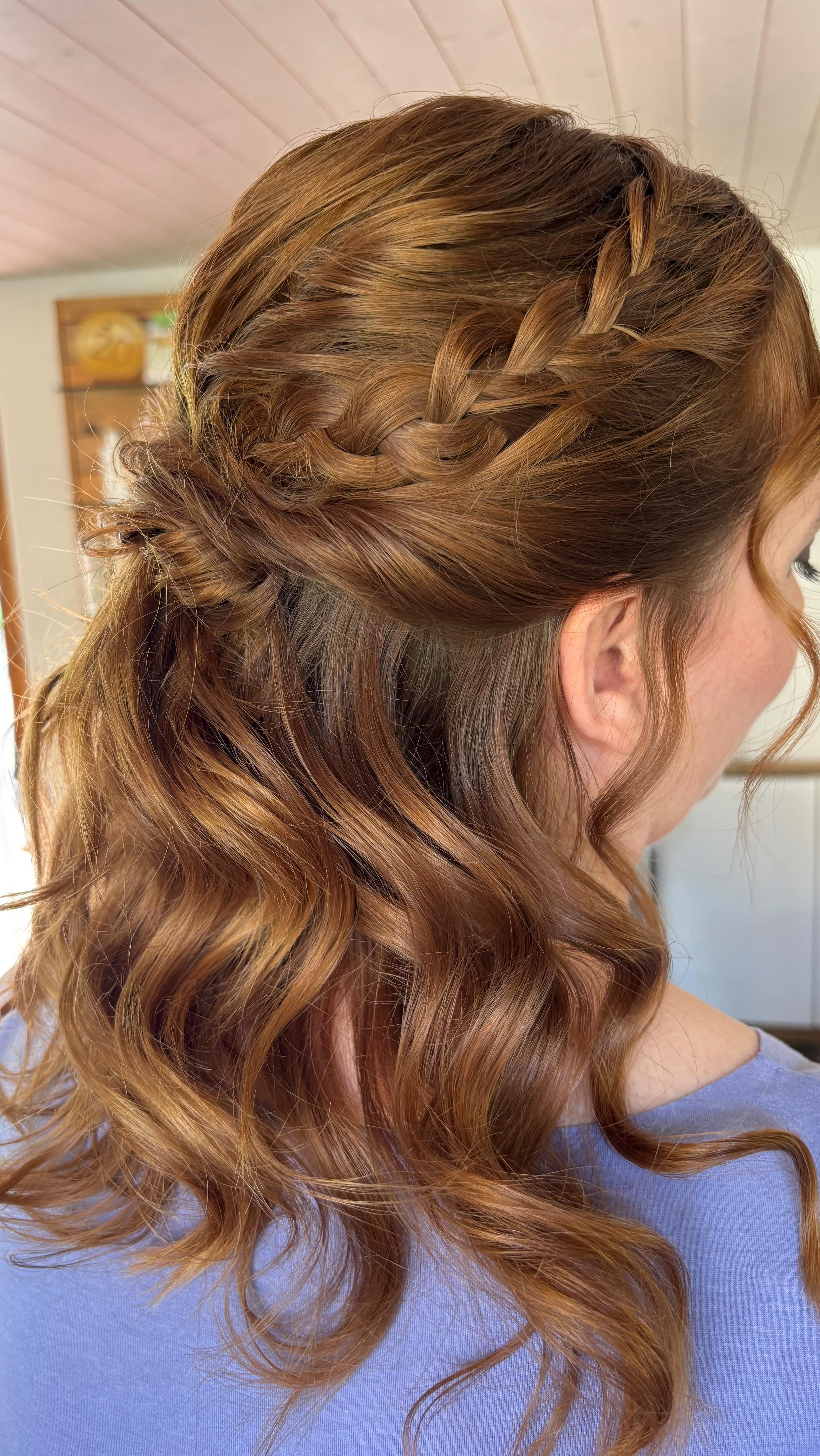 Halboffene Hochsteckfrisur mit sanften Wellen und geflochtenem Detail – romantisch & elegant ✨
#upstyles #weddinghairstylist