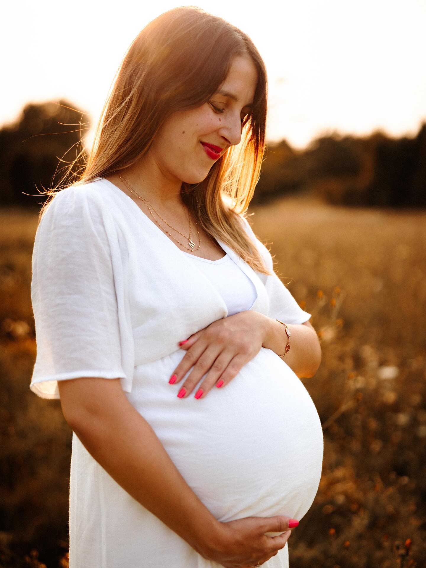 #seancegrossesse 🌅
Le mois dernier j’ai retrouvé M&R .. mes tout premiers « vrai clients » quand j’ai commencé mon activité il y a deux ans.
À l’époque j’avais eu la chance d’immortaliser la première grossesse de M puis l’arrivé de bébé.
Et aujourd’hui j’ai eu la joie de l’ai retrouver pour cette seconde grossesse.
Il n’y a pas plus belles récompenses.. 🫶🏼 et en plus on a eu le droit à un super couché de soleil et une lumière incroyable ! ☀️
📸 Elodie.B - Photographie
Photographe basée en Seine-et-Marne & IDF.
Mariage, Maternité, Naissance & Famille.
🌐 www.elodiebphotographie.com
@elodie.bphotographie
elodie.b-photographie@outlook.com
#photographe77 #photographeseineetmarne #photographeiledefrance #photographemariage #photographemariage77 #photographematernite #photographematernite77 #photographegrossesse #photographegrossesse77 #photographeparis #shootinggrossesse #shootingbebe #shootingnaissance #shootingnaissance77 #shootingmaternite77