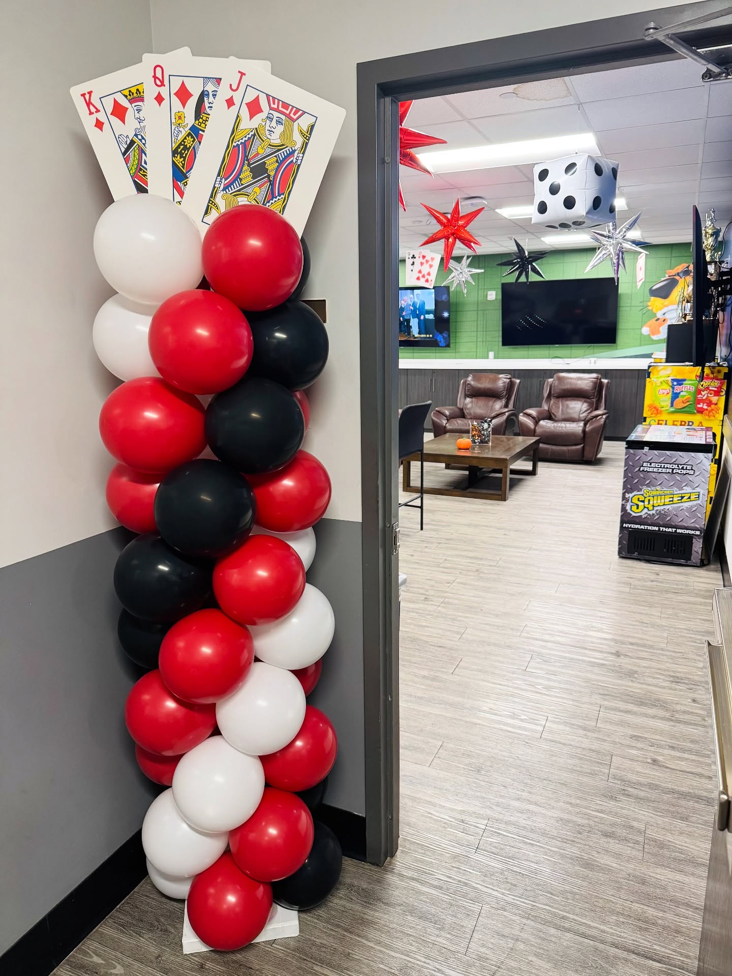 The @fritolay.cucamonga drivers are hitting the jackpot in their break room today! ๐ฐโฅ๏ธโฃ๏ธโฆ๏ธโ ๏ธ