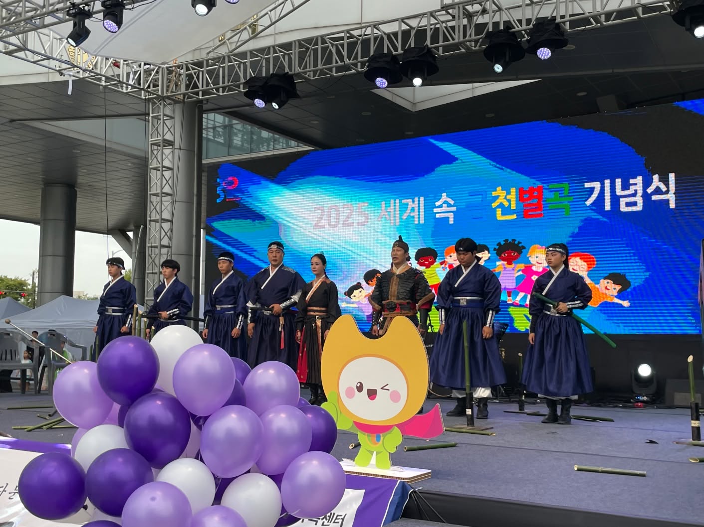 ✨ 2025 국제상호문화교류대축전 오프닝 무대!
9월 12일 금요일 오후 4시 30분, 서울 금천구청 앞에서 한국24반무예문화진흥원이 24반무예 시범을 선보였습니다.
서울 시민들과 함께한 이번 무대는 한국 전통 무예의 힘과 멋을 세계 문화와 함께 나누는 뜻깊은 시간이었습니다. 💪🌏
무예24반 교육 과정에 관심이 있으신 분들은 언제든 편하게 연락 주시기 바랍니다. 인스타그램 DM 혹은 공식 웹사이트를 통해 문의 가능합니다.
✨ Opening Stage at the 2025 International Intercultural Exchange Festival!
On September 12, 2025, at 4:30 PM, in front of Geumcheon-gu Office, Seoul, the Korea 24 Martial Arts Cultural Promotion Association presented a dynamic demonstration of the Muye 24 Ban.
It was a meaningful moment to share the strength and beauty of Korean traditional martial arts with citizens of Seoul and the global community. 💪🌏
Anyone wishing to join our Muye 24 Ban training programs, please feel free to reach out anytime via Instagram DM or through our official website.
#무예24반 #한국전통무예 #국제문화교류 #서울이벤트 #전통무예 #문화유산 #K문화 #무예시범
#24BanMuye #KoreanMartialArts #CulturalExchange #SeoulEvent #TraditionalMartialArts #LivingHeritage #KCulture #MartialArtsDemo