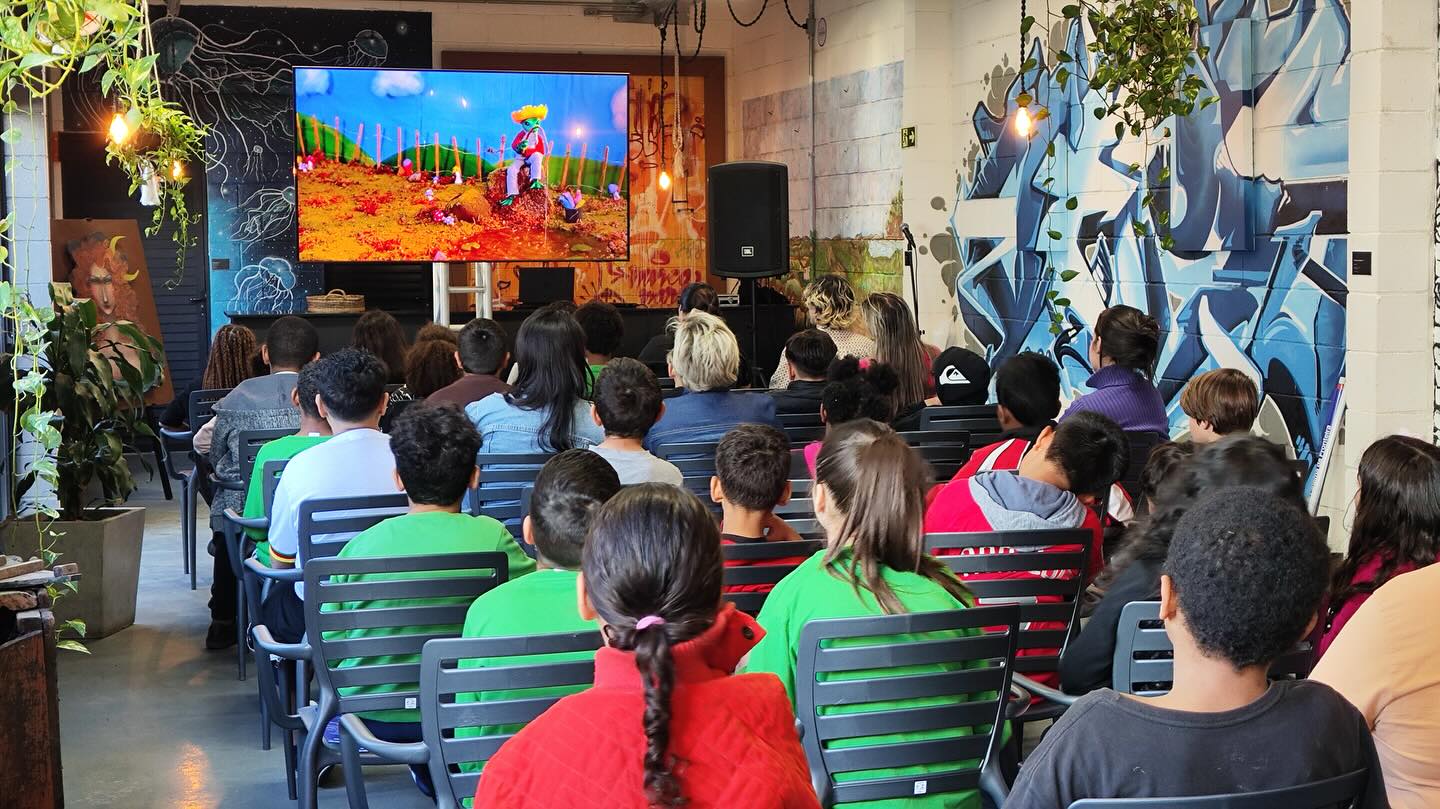 ✨ Ontem (11), ocorreu o segundo dia da Mostra de Animação do Festival Internacional de Cinema da Fronteira!
🎬 A manhã começou na @otroporto com a exibição de “Bizarros Peixes das Fossas Abissais”, direção de @maraofilmes.
📽️ À tarde, foi a vez da sessão de curtas-metragens, com a presença especial dos alunos do Colégio Félix da Cunha, que receberam seus certificados pela participação na oficina de stop motion.
💛 Nosso agradecimento à equipe da @otroporto pelo apoio.
🍿 Seguimos nossa Mostra hoje (12) a partir das 10h, na CEU Dunas.
A Mostra de Animação é uma realização do Programa Economia da Cultura e Diversidade, Prefeitura de Pelotas, com apoio da Lei Paulo Gustavo do Governo Federal.