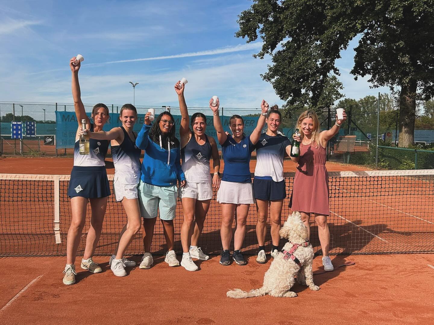 🌟🎾 Aufstieg in die Mittelrheinliga 🎾🌟
Unsere Damen 30 schreiben diese Saison Vereinsgeschichte und steigen ungeschlagen in die Mittelrheinliga auf. Sie sind damit das erste Damen 30 Team in der Geschichte des TC BW Lechenich, das auf diesem Level spielt! 💙🤍
Teamgeist, Leidenschaft und jede Menge Spaß haben den Weg in den letzten Jahren geebnet. Jetzt heißt es: Mittelrheinliga, wir sind bereit! 🚀🔥
Herzlichen Glückwunsch, Ladies! 🏆✨