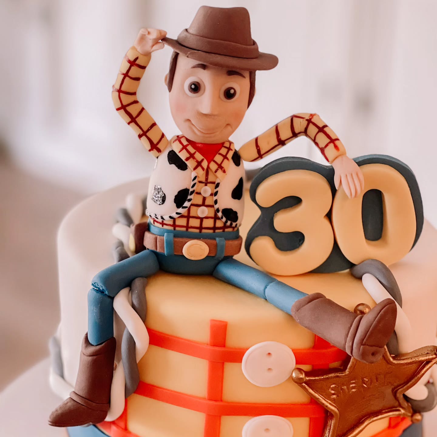 Je reçois souvent des challenges, celui-ci en était un! Un modelage de Woody en sucre.