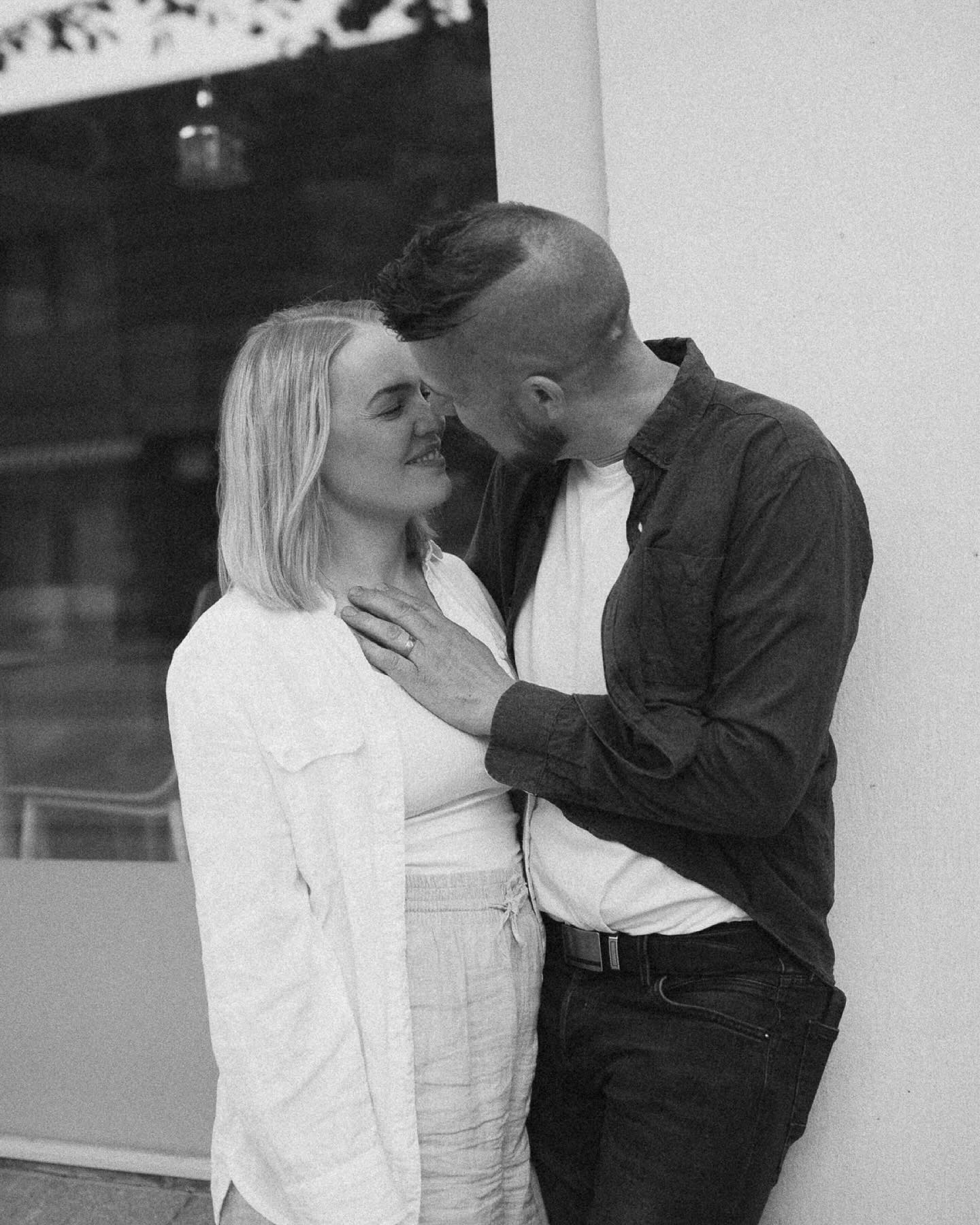 Monet saattaa ajatella, että kuvaus varataan vain jos mennään naimisiin. Mun mielestä ois ihanaa jos pariskunnat kävisi kuvauksissa ihan muuten vaan ilman mitään erityistä juhlapäivää. Ihan vaan vaikka siksi, että elämä on tässä nyt! Se, että te ootte yhdessä on tarpeeksi hyvä syy ikuistaa teidän välinen rakkaus.
Nää kuvaukset toteutetaan just teidän toiveiden mukaisesti, siellä missä te haluatte. Mä ohjaan aina kuvauksissa, mutta usko pois – monesti ne hetket, jotka syntyy ihan vain kun keskitytte toisiinne, on paljon kauniimpia kuin mikään lavastettu hetki voi olla. 🤌🏻 Siksi mä annan aina kuvauksessa aikaa pareille myös keskittyä ainoastaan toisiinsa.
Mä uskon, että nämäkin on niitä kuvia, joita me tosi mielellämme kiikkustuolissa katsellaan. 🥹
Ootteko te käyneet joskus parikuvauksessa ihan muuten vain?
#parikuvaus #parikuvausmiljöössä #parikuvaussalo #parikuvausturku #rakkauskuvaus #rakkauskuvausmiljöössä #potrettikuvausmiljöössä