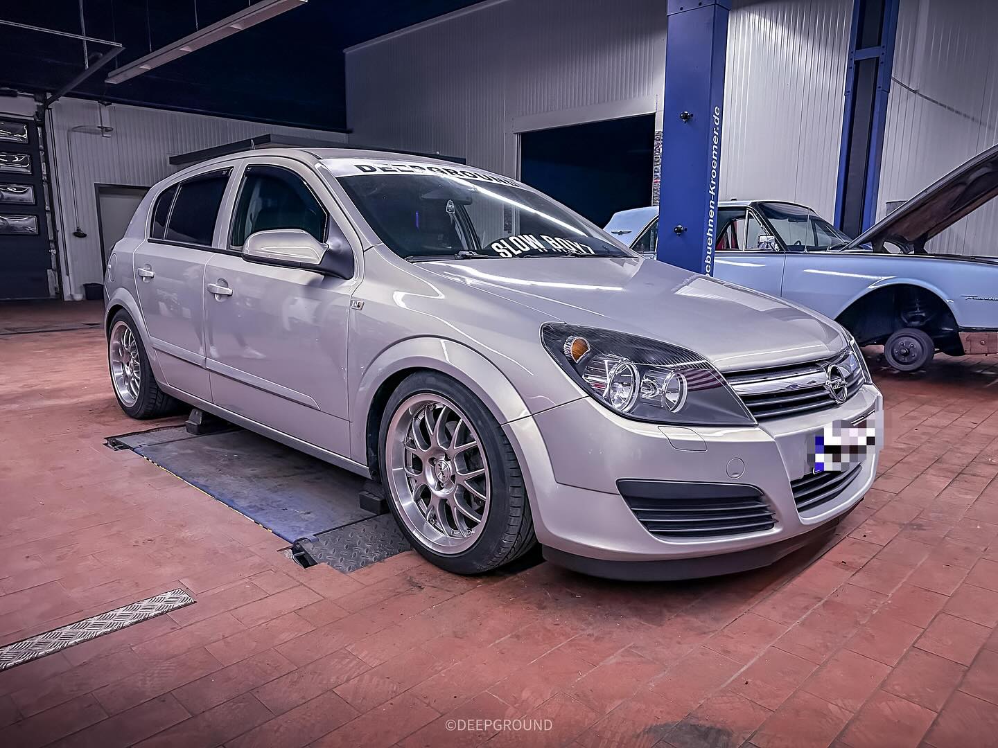 Dezente Tieferlegung durch ein TA Technix Gewindefahrwerk von uns, inkl. Einbauservice und Achsvermessung. Desweiteren wurde auf Wunsch auch ein Scheibenkeil verklebt.
Danke für dein Vertrauen! 😋
___________________________________________________ #deepground #opel #astra #wrappedcars #turbo #opc #lowlife #lowstance #slammed #black #carporn #cars #wrapped #opelastra #wrappedworld #folierung #opelmotorsport #teamle #motorsport #avery #low #bagged #mercedeslovers #stancenation #perfection #benzlife #insta #instagood #follow #picoftheday