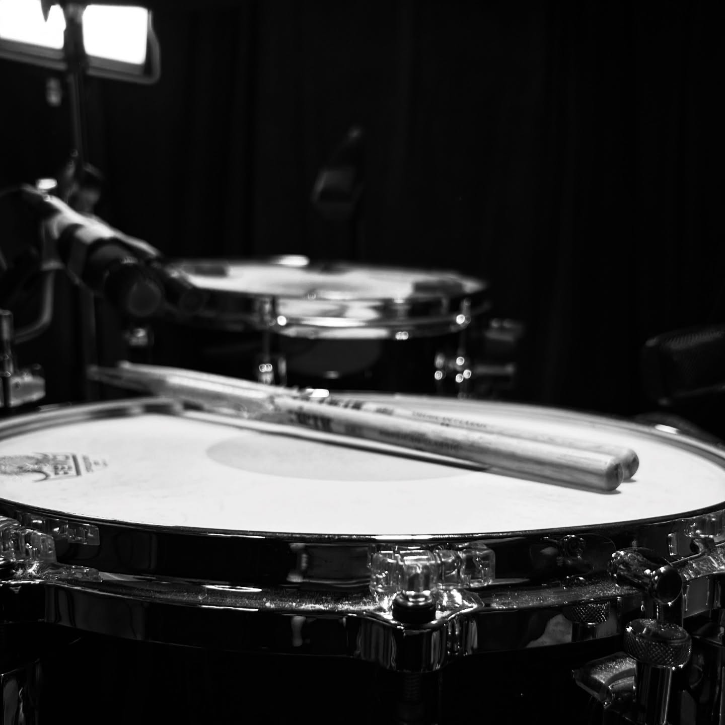 Well, the amount of stick dust created in this room is insane (diecasts don’t help) 🤷
#drumsdrumsdrums #vf15 #drummer #drummergram #remodrumheads #sessiondrummer #londonmusician #londonmusic #drummerinlondon #drum #drums #drumkit #drumset #instadrums #soundsfrommyattic #drumminglife #remoterecording #remotedrumtracks #remotedrumrecording