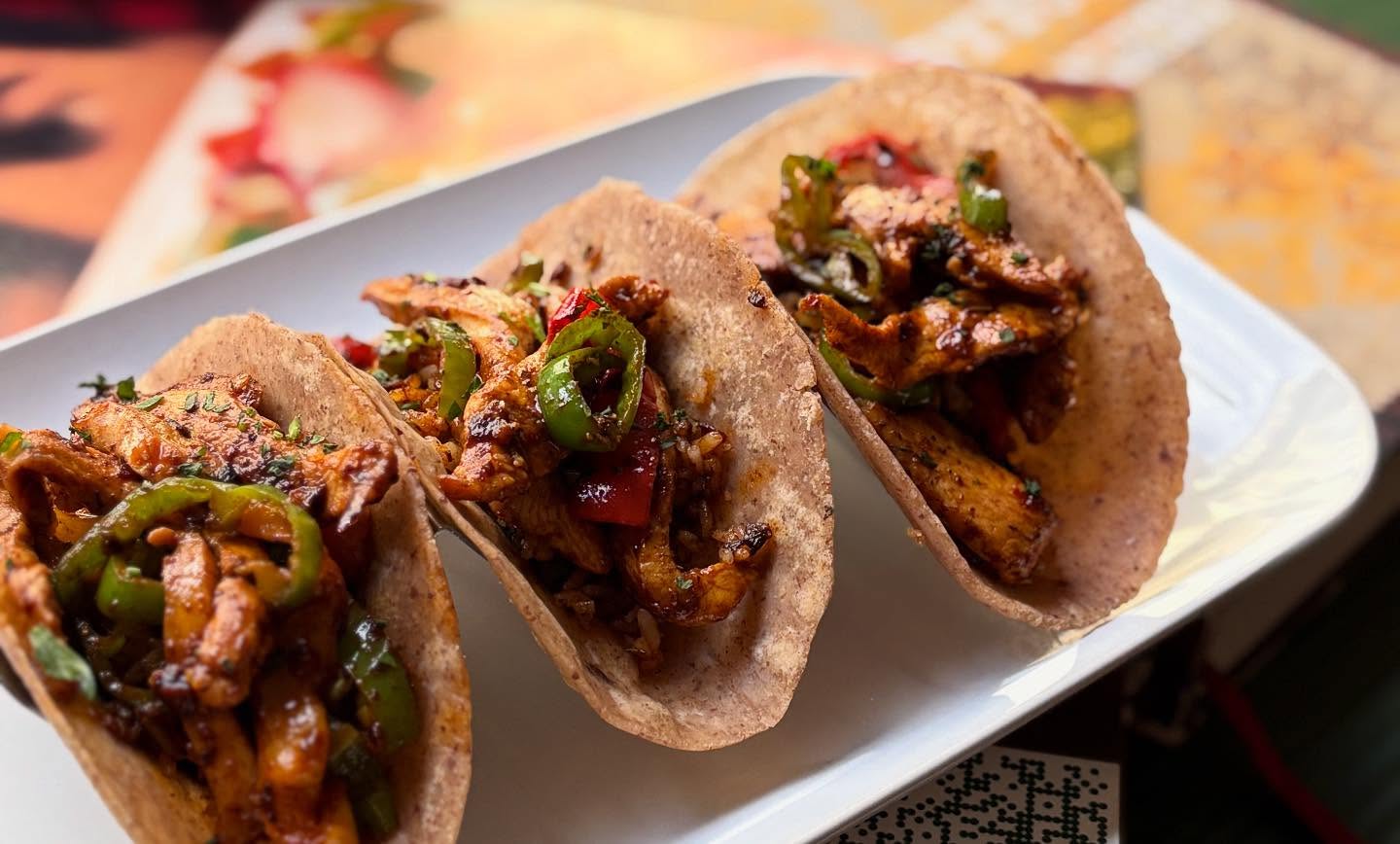 🌮 CinoLatino – Tris di Tacos LatinAsian
Filetto di pollo in salsa macha, rifinito da una goccia di sciroppo d’agave che richiama le laccature orientali. Zenzero fresco, peperoni verdi e riso al lime completano un boccone che vive di contrasti nitidi: piccantezza, dolcezza, acidità e freschezza vegetale.
#senzaglutine #sansa #torinoèlamiacittà #settembre2025 #tacos