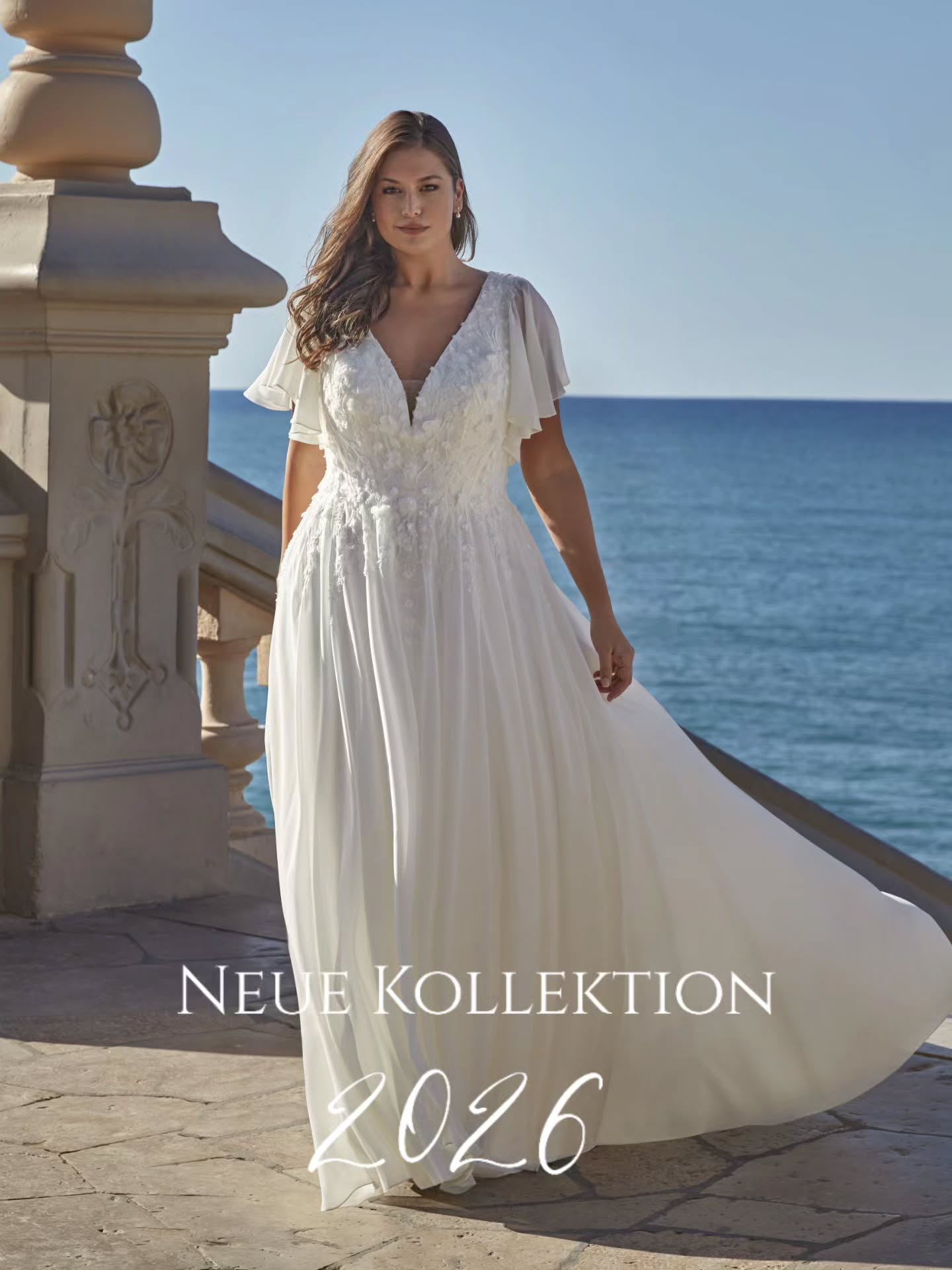 Neue Kollektion 2026
Bei diesem leichten Chiffonkleid werden die Arme mit leichten Flatterärmelchen schön kaschiert