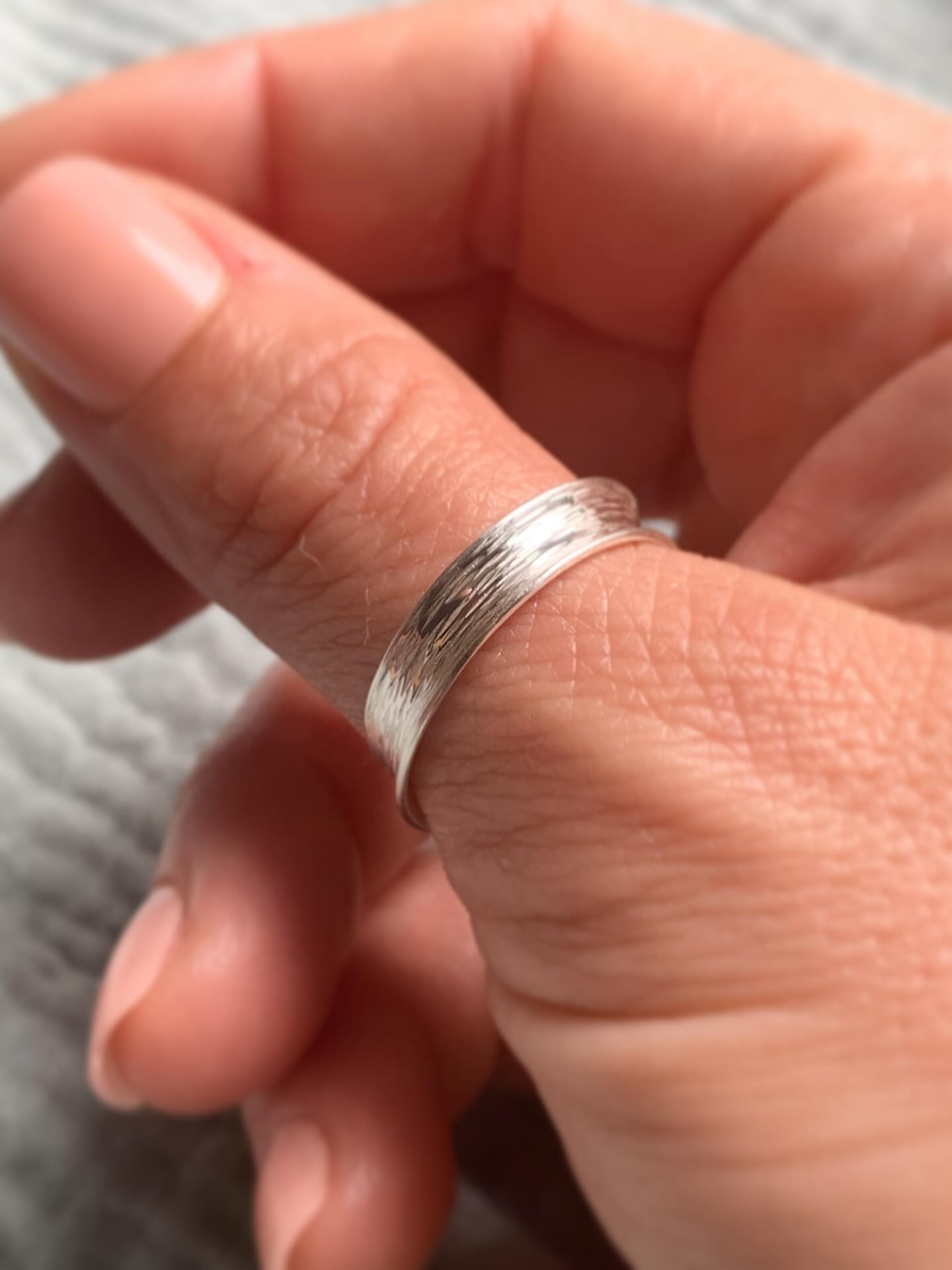 Nouvelle collection pour Hommes et Femmes en préparation ⚒️ Après vos multiples demandes ça y est je m’y met ! Je suis en pleines réflexion et fabrication d’une collection qui sera principalement pour hommes mais généralement unisexe 😁
Hâte d’avoir vos retours 😉
#bijouxcréateur #bijouxhommes #bijouxhommesfemmes #bijouxartisanaux #bijouxargent #faitmains #presquileguerandaise #labaule #loireatlantique #artisanat