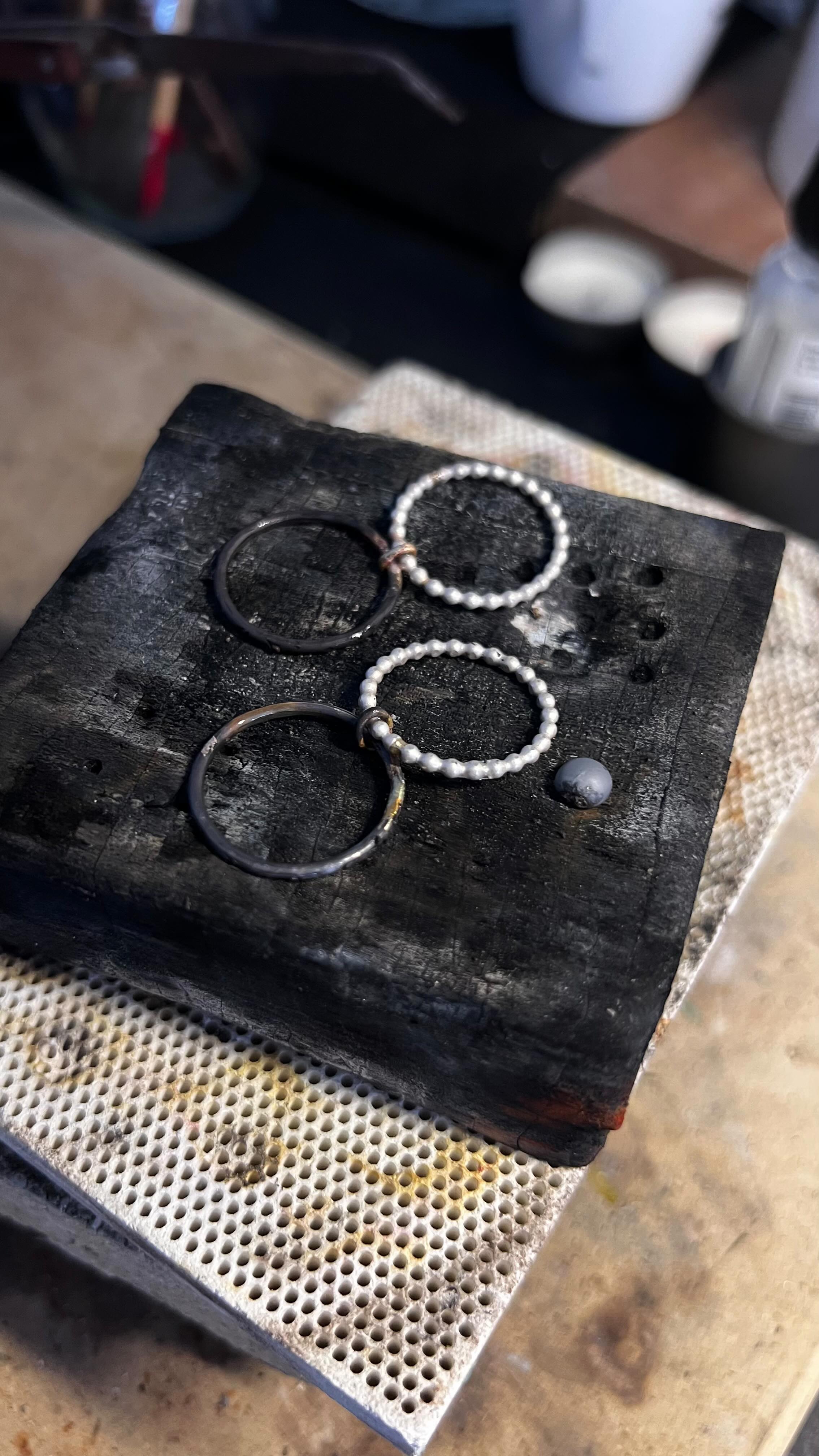 Spolier : si tu cherches un bijou lisse, brillant, sans âme…
tu ne le trouveras pas ici.
Dans l’atelier Forma Prima, on sculpte l’imparfait.
On choisi le brut, le vivant, le vrai.
Prêt•e à porter autre chose que du copier-coller?
#formaprima #bijouxquiontducaractère #antiperfection #bijouxargent #atelierdebijoux #creatrice #reliquescontemporaines #bijouxcreateur #bijouxargent #jewelrymaker #creatricedebijoux #bijouxfaitmain #artjewelry #faitmain #elegantlook