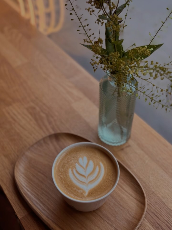 Fiesta Fin de VERANO!
Saturday, September 13th, 9.30 - 20 h
Celebrate with us the FIN DE VERANO, the final day of the pop-up by Ojo de Café. With free apero snacks and sweets all day with your coffee, craft beer and natural wine 🧡🩷💛💜❤️