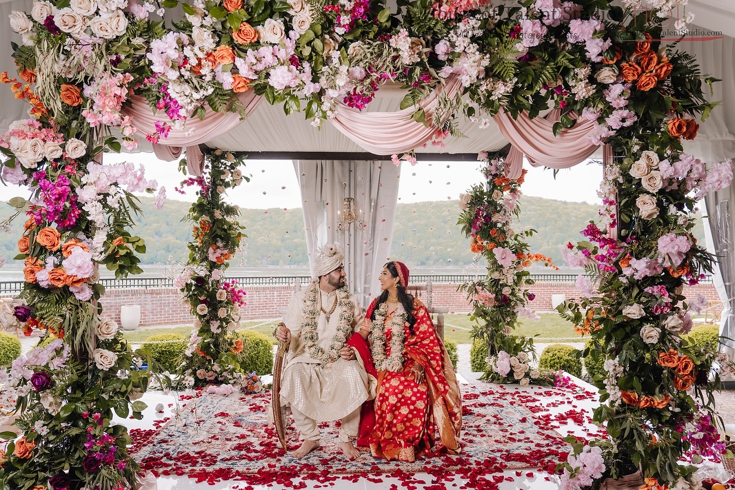 Designing moments that last forever 🤍🥂
📸Photography: @houseoftalentstudio
📋Event Planner: @eventifyllc
📌Location: @the_grandview
💄Makeup and Hair: @cinderellabridez
🎧Music: @m4uevents
🍴Catering: @bukharagrillcaterers
#exclusiveeventsny #dreamwedding #luxurywedding #romanticdecor #perfectday #mandap #southasianwedding
