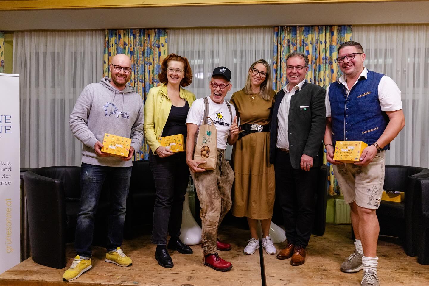 DAS war die fünfte Impuls-Veranstaltung von Grüne Sonne 🌞! Zum Thema „Nachhaltiges Wirtschaften, lokale Wertschöpfung & regionaler Klimaschutz im Waldviertel“ luden wir die Wissenschaftlerin des Jahres Dr. Sigrid Stagl ein. Anschließend diskutierten hochkarätige Gäste am Podium zu den Chancen und Zukunftsperspektiven für die Region. Vielen Dank an alle Gäste die gekommen sind - wir freuen uns sehr, dass es euch so gut gefallen hat. Die nächste Veranstaltung ist schon in Planung - updates coming soon! 🤩
📸 Vielen Dank auch an Benjamin Wald für die tollen Fotos.
© @waldfilm.at