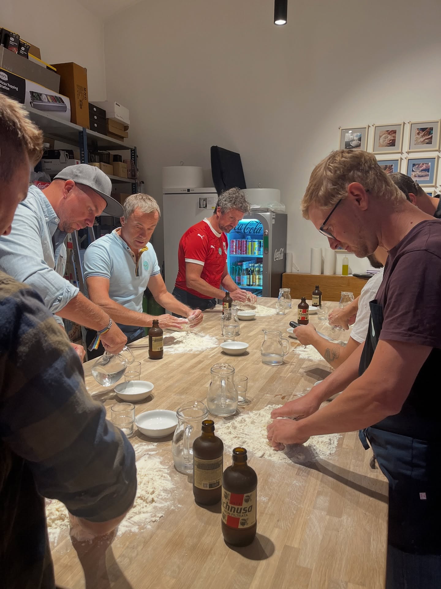 A real Italian pizza course… and today everyone seemed to go for a real Italian beer too. 🍕🍺🇮🇹 That’s what we call perfect pairing!
#scuolavolante #pizzaschool #pizza #thepizzaguy #discovolante #prontovolante #wien #vienna #pizzaworkshop #pizzaworkshops #foodie #pizzalovers #cookingschool #pizzatime #pizzaexperience #neapolitanpizza #authenticpizza #homemadepizza #createandbake #fromscratchwithlove #italianvibes #beerandpizza