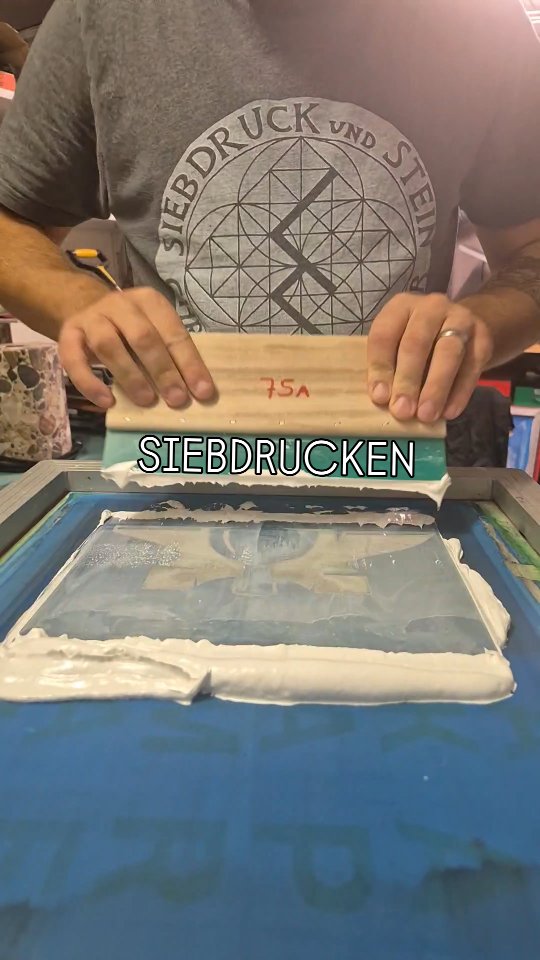 Ein Amboss für die Schmiede, ein Knüpfel für die Steinbildhauer – vereint auf diesem Shirt für @flavian.naber
Genau darum liebe ich Siebdruck: Jedes Motiv erzählt eine Geschichte, jedes Teil wird zum tragbaren Kunstwerk – von Hand und mit Herz.
Du willst dein eigenes Logo oder Design auf Stoff?
Ich mache Kunst zum Tragen – individuell, handgedruckt in Basel.
Jedes Stück ist ein Unikat.
#siebdruckundstein #siebdruck #basel #shirtdesign #handprinted #kunstzumtragen #unikat #customtshirt #handwerk #artwear #tshirtdesign #graphictee #streetwear #handgemacht #arttshirt #baselcity #druckkunst #screenprinting #slowfashion #independentartist #sustainablefashion