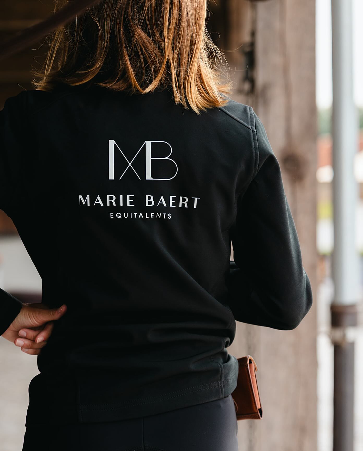 🐎 Heb jij onze nieuwe jasjes al gespot? 🐎
Onze Equitalents softshel – stijlvol, comfortabel en perfect voor elke ruiter die net dat tikkeltje extra wil.
Ze zijn volledig wind en regenbestendig, ideaal om klassevol het Belgische weer te trotseren, zowel in de piste als daarbuiten!
📩Graag eentje bestellen? DM of Whatsapp
📸 @the.stallion.collection
👕 @quicksign_bv
#mbequitalents #horses #horsebackridinglessons #horsebackriding #coachingmetpaarden #horsereflectedcoach #horsereflectedcoaching