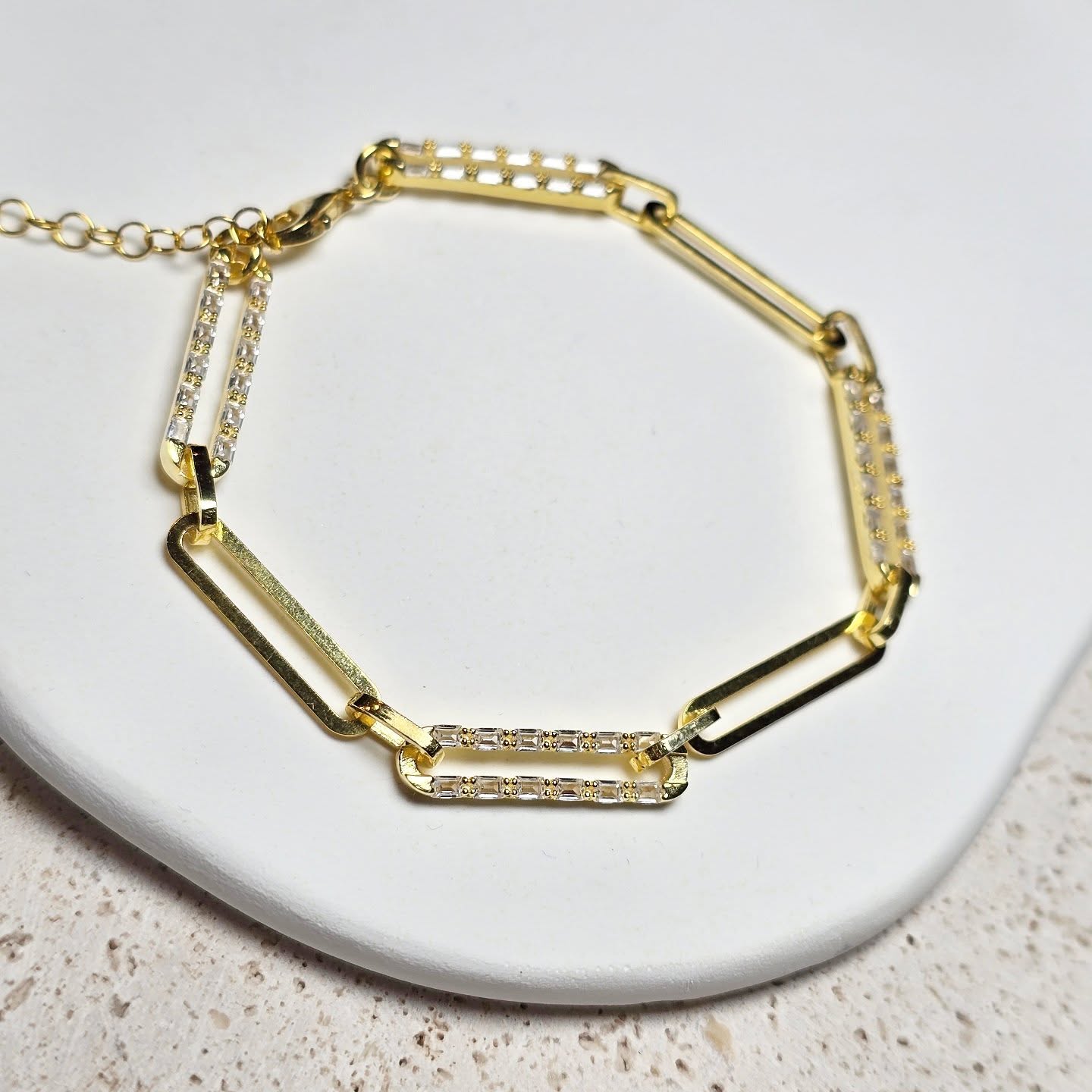 Alain ✨️
Paper clip chain
Länge: 17cm plus 4 cm
Material: Sterling Silver 925 | 14 Karat vergoldet
Steine: Zirkonia in weiss
Verschluss: Karabiner
#machic #silberschmuck #silver #jewelry #925silver #vergoldet #schweiz #necklace #goldjewellery #snake #halskette #kreation #jewellery #jewelry #machic #armkette #armband #schweiz #zürich #einzelstück #silberschmuck #schmuck #versand #bracelet #antiallergisch #silver #silber #925silver #charm #deutschland #edelsteine #paperclipchain
