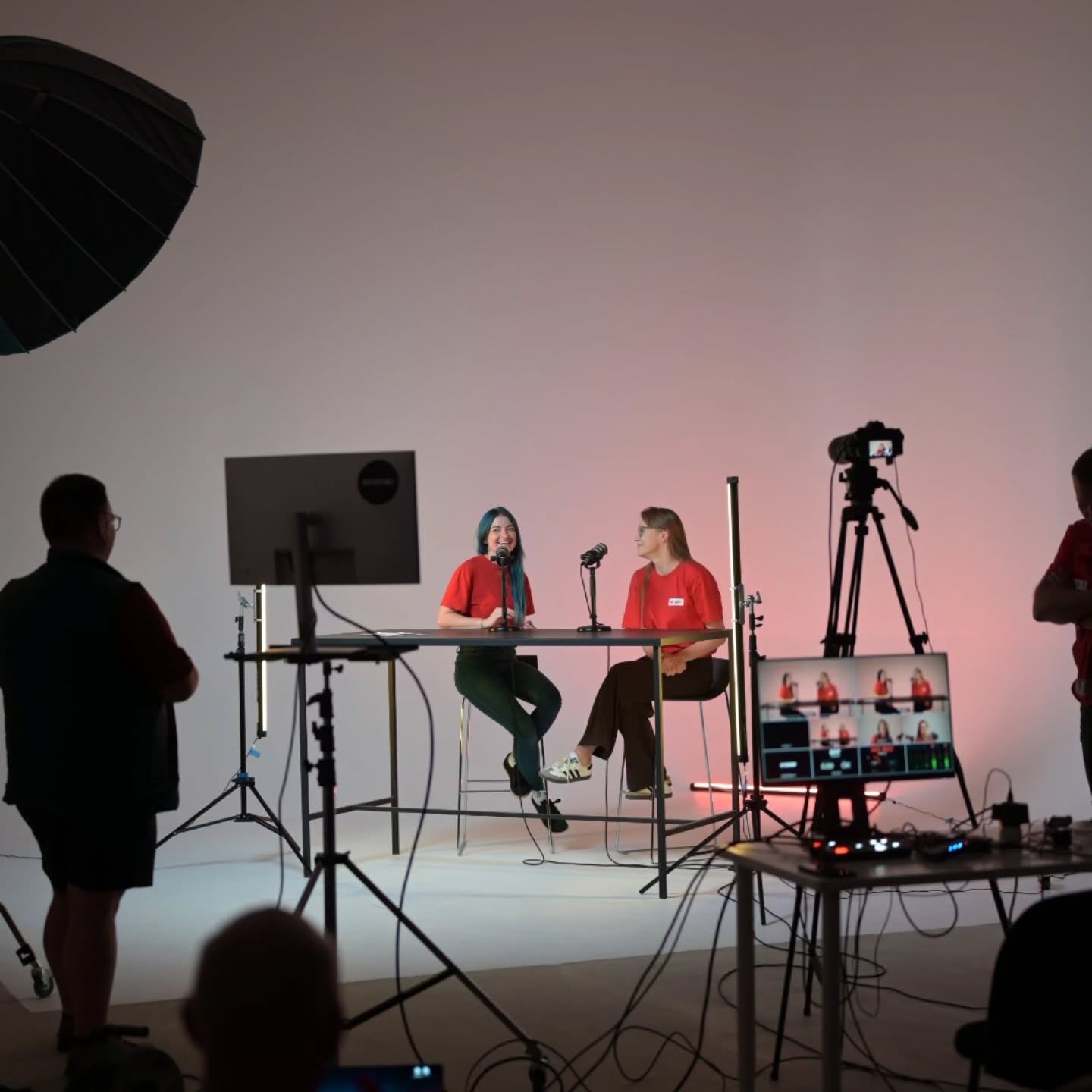 Atgal į studiją: #tinklalaidės filmavimas su @redcrosslt #videostudija #fotostudijakaune #videoprodukcija #kurėjai #kaunas