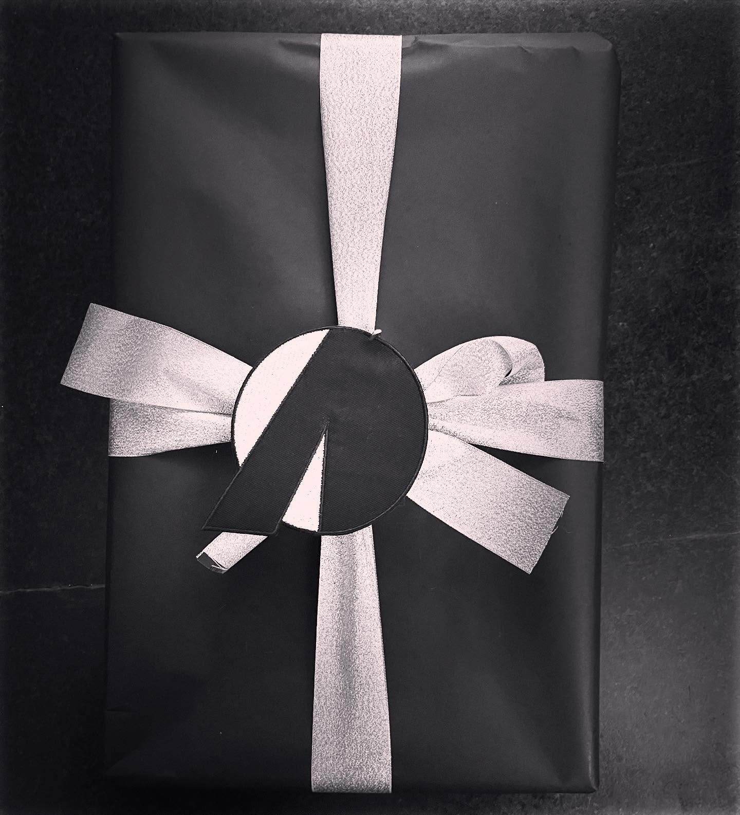 A gift for you, from us, this Saturday at @plumfest_pi via the 65th Street Experience
Set times at 65th Street:
3:00 @theaccidentals_
4:00 Alien Drag
5:00 @muckandthemires
•
•
•
¥
#aliendrag #indierock #noisepop #livemusic #americanunderground #ad #65thstreetexperience #bostonmusic #pi #present #wrapping #beach #plumisland #rehearsal #aliendtag #northshoremusic #rocknroll #rock #indie #cheatingmachines #porchfest