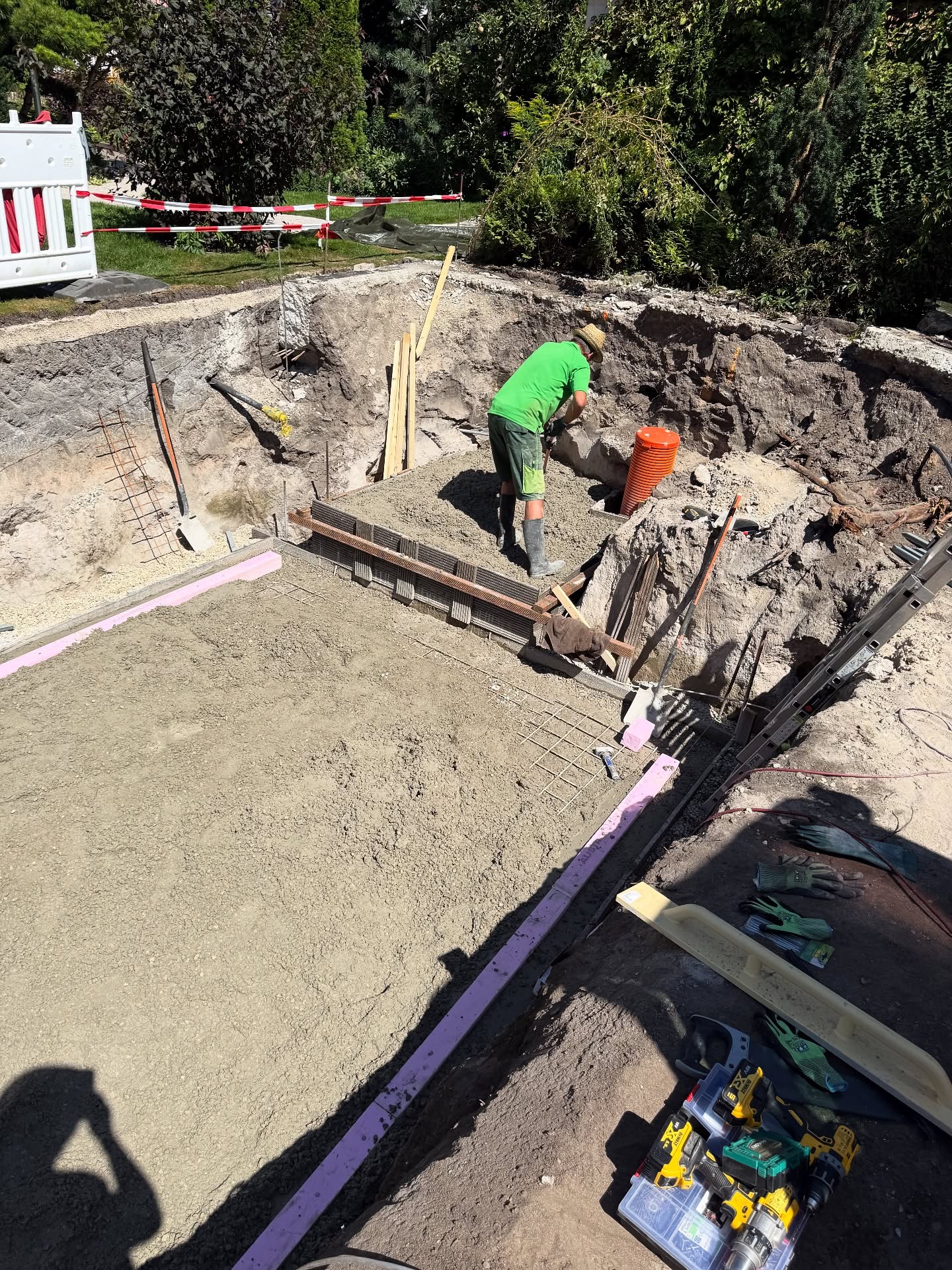 Ein paar Updates zu unserer Poolanlage…
Erstellung des Fundamentes mit Armierungsfuge
Verlegung der Dämmplatten
Lieferung des Pools 5x3x1,5 m
Und er sitzt perfekt auf dem Fundament…
Heute haben wir ihn verspreizt damit er in Form bleibt und die ersten 30 cm Wasser werden eingelassen…
Am Montag erfolgt der Einbau der Technik…
#galabau #gartengestaltung #poolbau #urlaubimgarten🌸☀️
