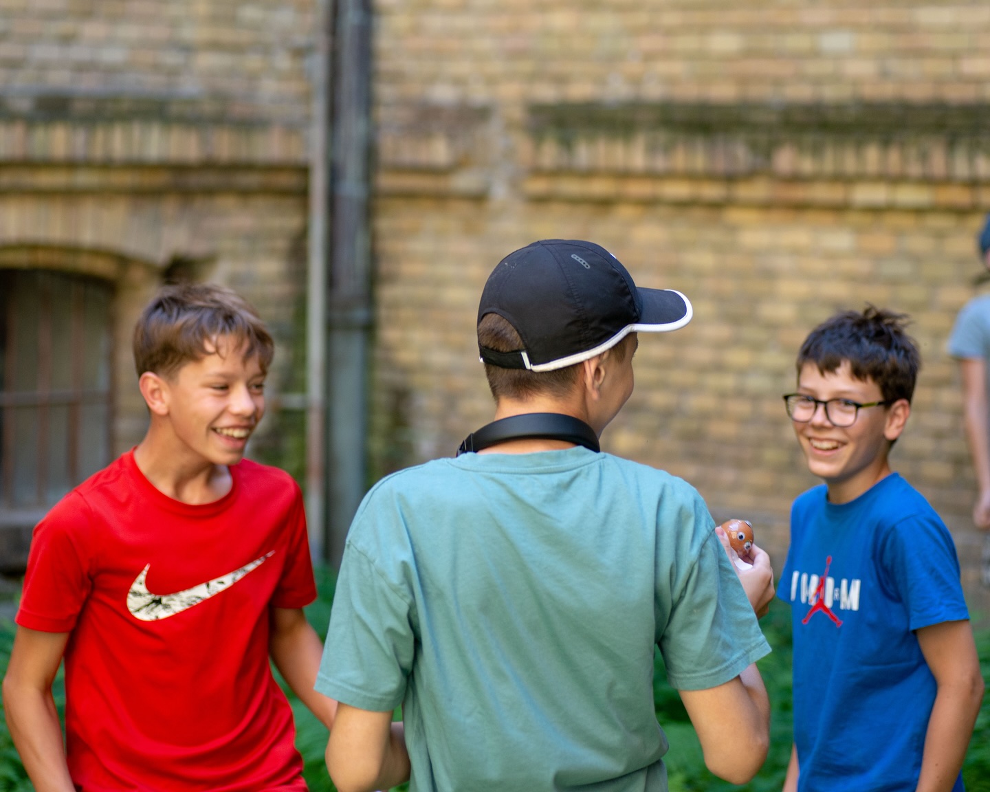 📬Pohľadnice z Leta na Fajnorke🔩 Aj tento rok sa na našej škole uskutočnil tradičný tábor Leto na Fajnorke. Žiakom základných škôl priniesol jedinečnú príležitosť nahliadnuť do sveta techniky, vyskúšať si prácu s technológiami a bližšie spoznať prostredie našej strednej školy.🤹♀️ Veľmi si vážime kreativitu a nadšenie všetkých účastníkov, ako aj pomoc našich žiakov a absolventov. Už teraz sa tešíme na ďalší ročník a nové stretnutia!🟧⬜️🟧⬜️#somfajnorak #fajnorka #spss #strojarina #strojar #technika #engineering #mechanicalengineering #inzinier #letnytabor #pohladnice #zakladnaskola #strednaskola #technika #bratislava