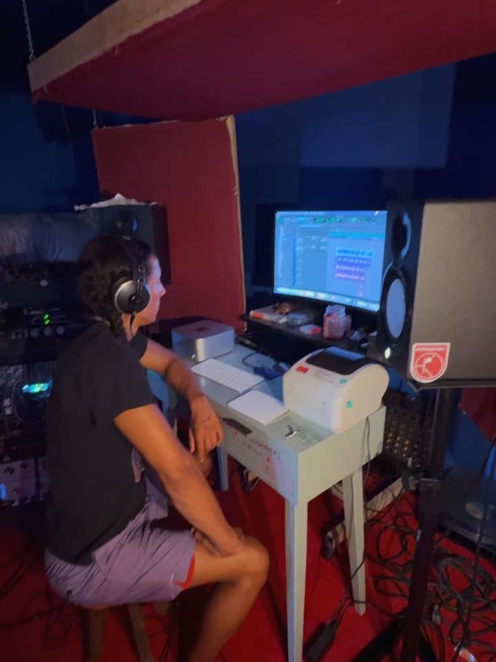 The talented @sakshichopraa singing on “Mere Dil” with the guidance of our brilliant producer @b.a.r.d.o__ 🔥