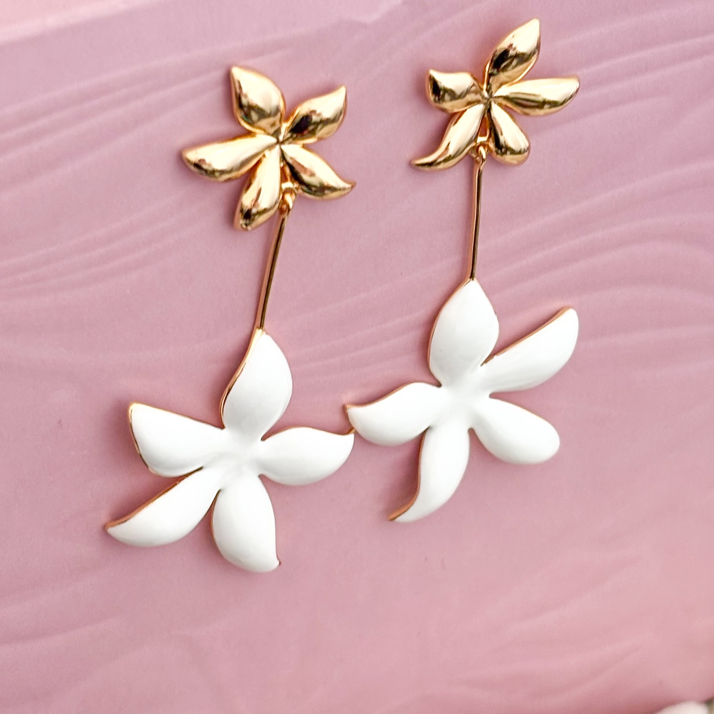 🌸 Um toque de delicadeza que transforma o seu look ✨
Esse brinco dourado com detalhe em branco é aquele acessório que combina com TUDO: do casual ao elegante 💛🤍
📌 Peça já o seu na Turmalina Acessórios e arrase em qualquer ocasião!
#TurmalinaAcessórios #Semijoias #BrincoPerfeito #EstiloComPropósito