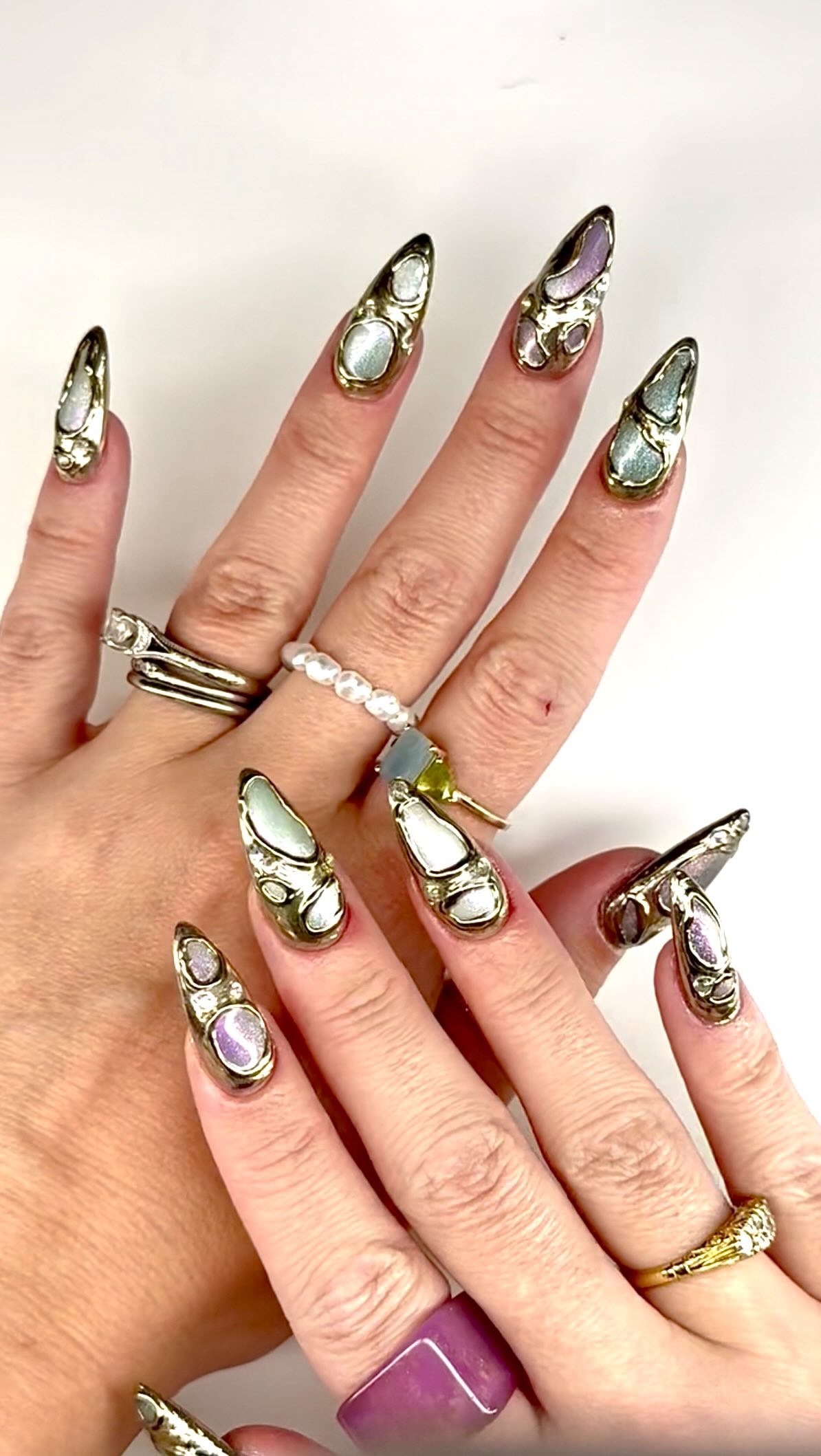 fresh set 💜💚
#nailartist #gemstonenails #goldchrome #nailart