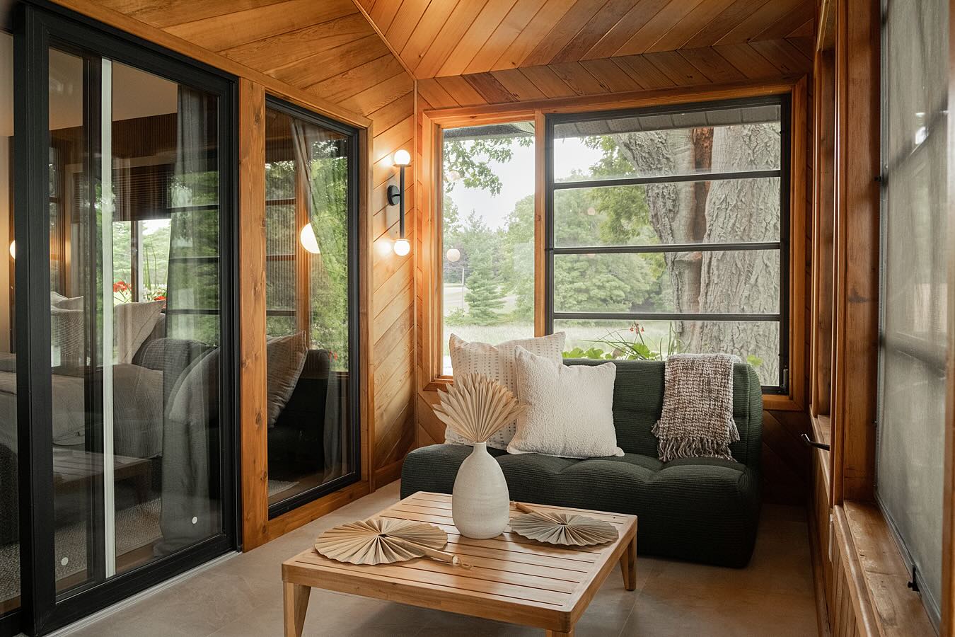 There’s nothing better than curling up with a good book and a warm drink - especially with views of the St. Lawrence River. This three-season sunroom is the perfect spot to unwind and watch the trees change colour.
#1000islands #architecture #interiordesign #cottagedesign