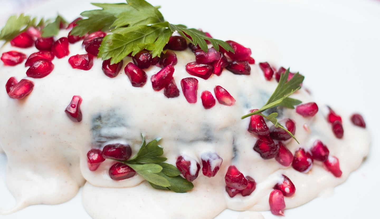 Disfruta el sabor de México 🇲🇽 con el Menú patrio de @vipsmx , y tiene grandes sorpresas a partir del sábado 13 al martes 16 podrán disfrutar 2x1 en sus Chile en Nogada 🌶️ se te antojó? 📸📸📸 @birrialan @alienscene