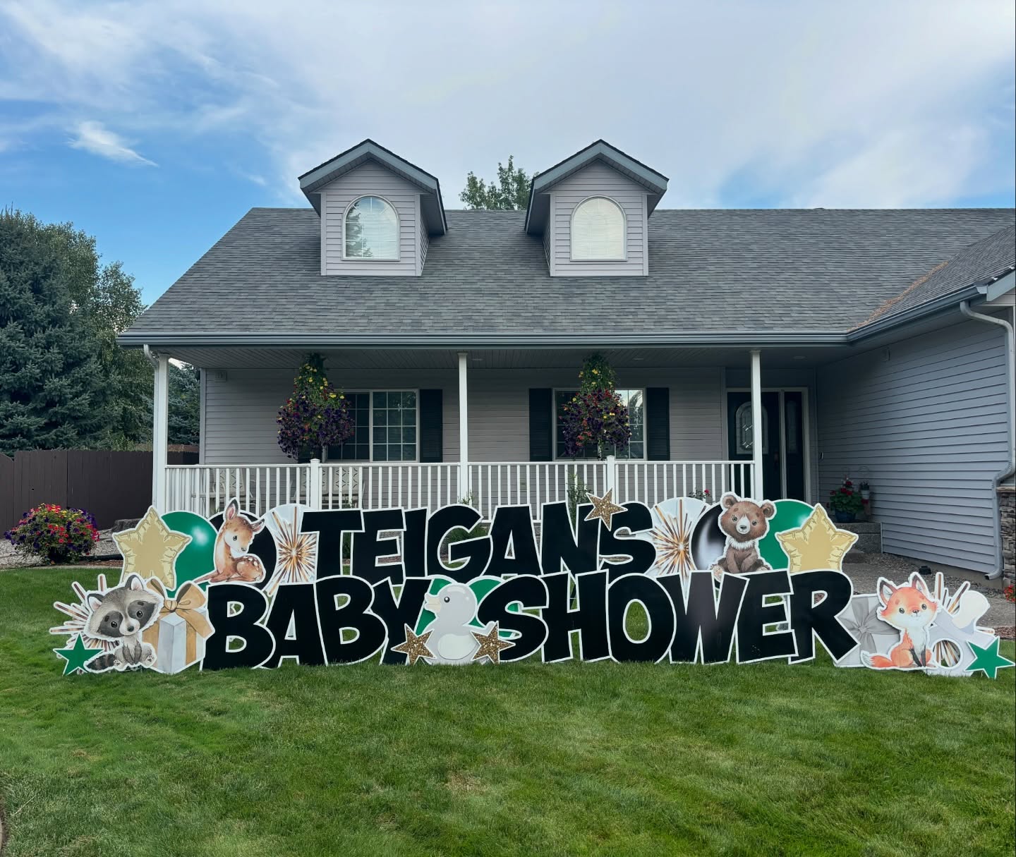 Teigan’s mom is super excited to welcome her first grandbaby! Love this woodland animal sign. Congratulations Teigan and family.
And thank you @signgypsies_spokane for letting me borrow your animals!