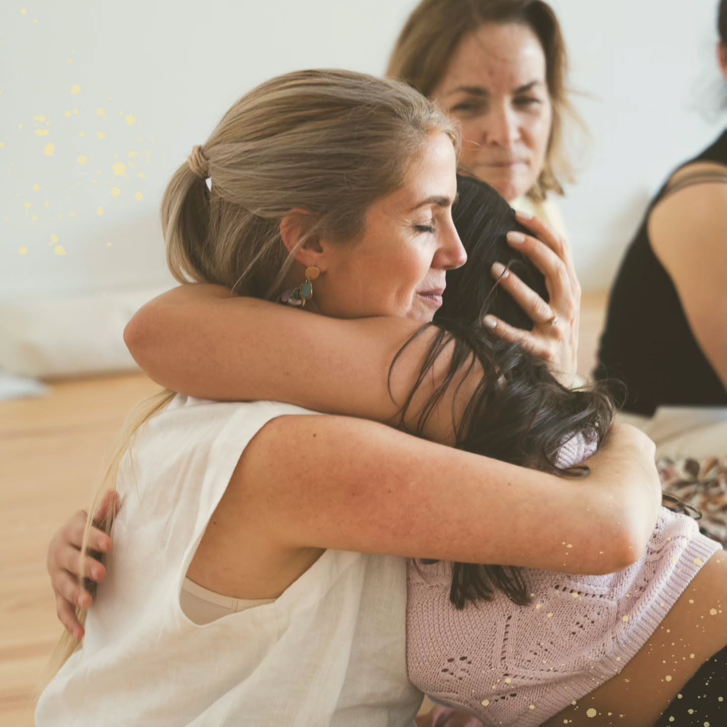 Há gestos que carregam mundos inteiros. O abraço é um deles. ✨
As minhas filhas sempre foram mais de abraçar do que de beijar. E eu também. Talvez porque, no abraço, o tempo pára… e o coração fala sem palavras. 🧡
Um abraço é abrigo e é voo, é silêncio e é música. É o instante em que a pele se torna ponte, em que as almas se reconhecem e dizem baixinho: “estou aqui contigo”. 🍀
Ontem, na Formação de Professores Holi Yoga Kids, senti vontade de abraçar cada uma das mulheres presentes, um grupo tão bonito, tão generoso nas palavras e na entrega. 🌈
Já te abracei? Que sintas de novo o meu abraço. 🫂
Ainda não te abracei? Que possas recebê-lo à distância, agora mesmo. 😍
Com Amor, ❤️
Lisa Bompastor
📸 @cristianaeiras
Um doce abraço para ti "minha" linda Brave 🧡
Comigo está a @tanya_portela
Um abraço quentinho para a "minha" rebelde de coração doce 💚