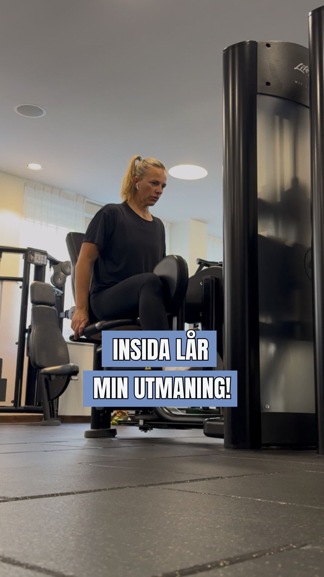 VI HAR EN SPECIELL RELATION
Adduktionsmaskinen, där man för ihop benen, har alltid varit en favorit! Det har varit en övning där jag känt mig stark i💪🏽
Men efter graviditet och förlossning blev det svårt. Plötsligt kändes övningen obekväm, ibland till och med smärtsam. Så jag gjorde den inte. Jag försökte hitta andra övningar som kunde likna den, men det blev liksom inte riktigt samma sak 🙁
Känner du igen dig? 🙋♀️
Det här är ett område som påverkats mycket av graviditet, och det kan ta tid att bygga upp både styrka och trygghet igen.
För bara några år sedan så testade jag den igen, och la bara på något enstaka kilo och märkte att det funkade bra. Så jag vilade lite, sen ökade jag igen, och igen och igen. Plötsligt så var jag uppe på mina gamla vikter, efter en lååååång uppvärming! Jag blev så glad 🙌🏽
Så kan det vara i många övningar. Du har säkert en egen övning som plötsligt förändrades för dig. Kanske dags att våga prova den igen?
Mitt tips:
✨ Börja långsamt och känn efter
✨ Värm upp ordentligt
✨ Låt kroppen vänja sig i sitt tempo
✨ När grunden väl är på plats – då kan du faktiskt lyfta riktigt tungt! 💪
Det är inget misslyckande om något känns annorlunda efter barn. Det betyder bara att kroppen behöver lite extra kärlek, tålamod och smart träning.
Har du också någon ”hatkärlek-övning” på gymmet? Dela gärna – det är så fint att höra varandras erfarenheter. 💛