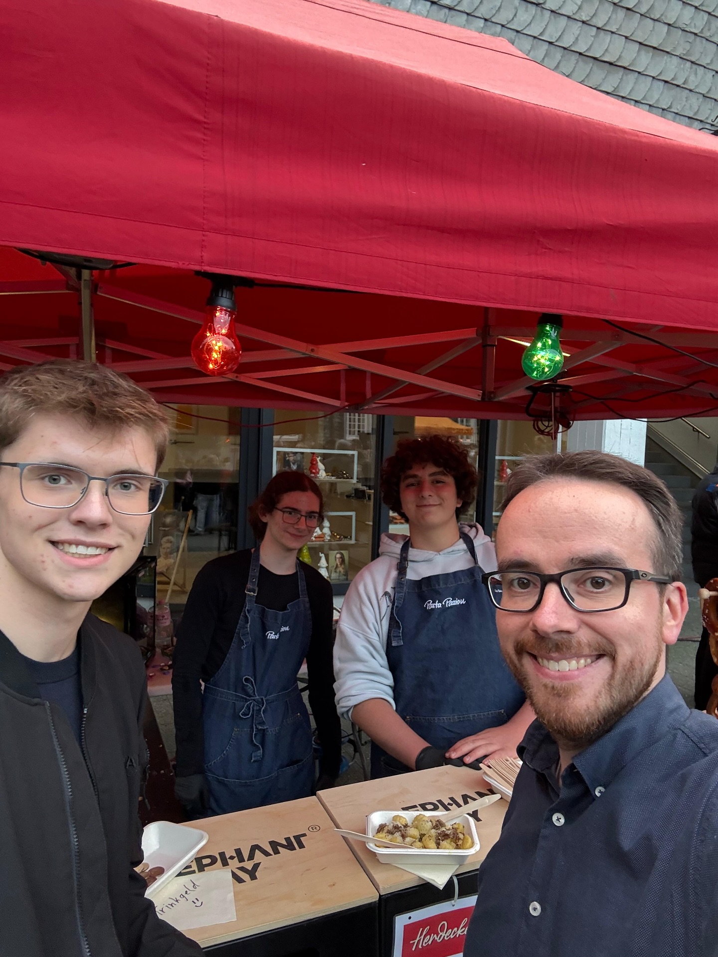 Leckeres Essen und eine engagierte Jugend 🍝
Feierabendmarkt: Herdecke genießen
#pasta #pastapassion #herdecke #herdeckegenießen #fürherdecke #werbegemeinschaft