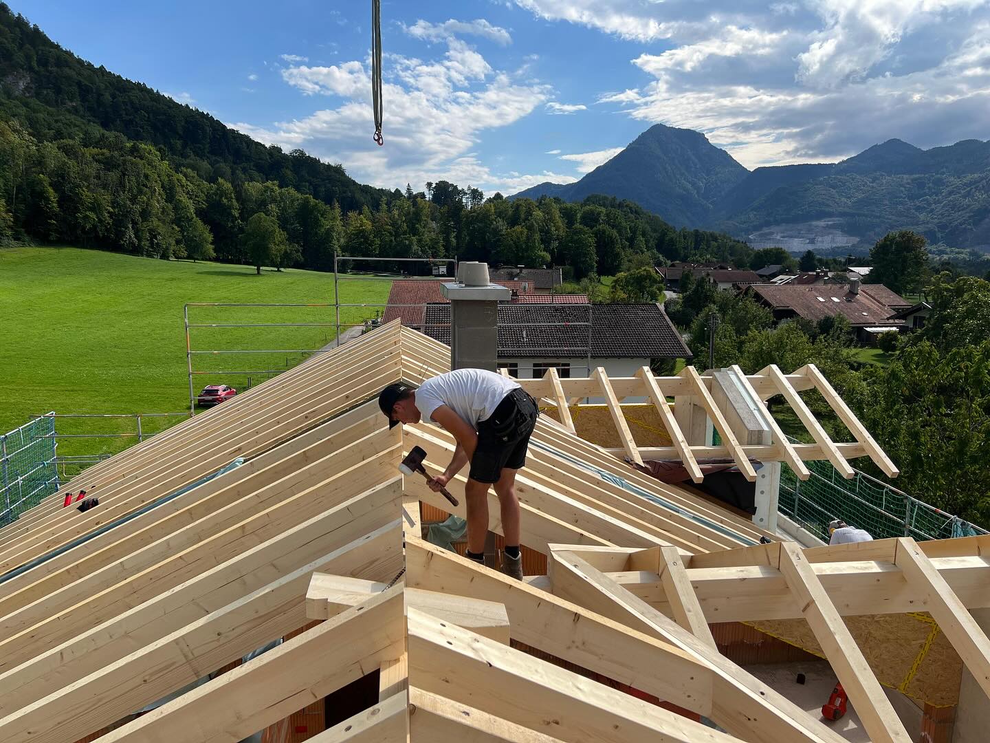 🏡Doppelhaus am Fuße des Heubergs⛰️
Für zwei Brüder und ihre Familien durften wir in Nußdorf den Dachstuhl errichten - ein richtig schönes Projekt für uns!
Die Bauplanung kam von @cb__planung, die Maurerarbeiten übernahm das Bauunternehmen @obermairbau
Starke Partner, starke Zusammenarbeit💪🏽
So macht Handwerk richtig Spaß!
Für uns als Zimmerer eine tolles Sache, die einmal mehr zeigt: Gemeinsam schaffen wir Großes!🙌🏽⚒️
#zimmereiniederthanner #dachstuhl #holzbau #zimmereiniederthanner #gemeinsamgroßesschaffen #starkepartner #superzusammenarbeit #doppelhaus #zimmerer_auf_insta #zimmerertreffpunkt #inntal #rosenheim #hausbau #bauherren2025 #bauenmitholz