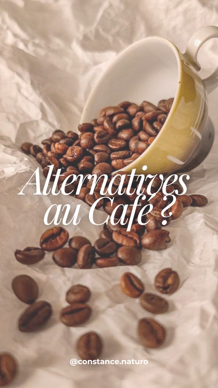 â Mon histoire avec le café⊠et pourquoi jâai changĂ© mes habitudes.
Pendant longtemps, je buvais mon cafĂ© le matin Ă jeun, puis un en arrivant au bureau, puis Ă 11 h, et un aprĂšs le dĂ©jeuner. Je ne pensais en aucun cas que câĂ©tait problĂ©matique. Mais en me formant et en Ă©coutant mon corps, jâai compris lâimpact que cela pouvait avoir. RĂ©sultat : je me sentais souvent « vidĂ©e » ou inconfortable ensuite.
đĄ Ce que jâai dĂ©couvert - Pourquoi Ă©viter le cafĂ©:
1/ Ă jeun
â đ Pic de cortisol dĂ©jĂ naturellement Ă©levĂ© le matin â surcharge pour lâorganisme
â đ§ Hyperstimulation du systĂšme nerveux dĂšs le rĂ©veil â fatigue rebond + irritabilitĂ© possible
â đ§Ș Augmentation de lâaciditĂ© gastrique â fragilisation de la muqueuse de lâestomac
â đ AccĂ©lĂ©ration de la frĂ©quence cardiaque et petite montĂ©e de tension chez les personnes sensibles
2/ Juste aprĂšs le repas
â đ Bloque lâabsorption du fer non hĂ©minique (fer vĂ©gĂ©tal) et dâautres micronutriments
â đ§ Ralentit la digestion (ouvre le sphincter pylorique trop tĂŽt) â sensation de lourdeur, ballonnements
â ⥠Augmente le stress oxydatif postprandial (micro-inflammation aprĂšs le repas)
đž Mon entourage a testĂ© aussi : aprĂšs mes conseils, certains ont rĂ©duit le cafĂ© Ă jeun ou aprĂšs les repas â leurs retours: "moins de ballonnements, moins de fatigue, meilleure digestion".
Mais je reste humaine ! Il mâarrive encore de prendre un cafĂ© aprĂšs dĂ©jeuner juste pour le plaisir, parce que le plaisir fait aussi partie de la santĂ© đ
đ Si je devais en garder un seul dans la journĂ©e ? **Celui de 10 h 30-11 h**, en milieu de matinĂ©e : le bon timing pour bĂ©nĂ©ficier du petit boost sans perturber digestion ni hormones.
đż Mes alternatives prĂ©fĂ©rĂ©es
â ChicorĂ©e : racine de chicorĂ©e torrĂ©fiĂ©e, douce, lĂ©gĂšrement sucrĂ©e, riche en fibres
â Yannoh : mĂ©lange de cĂ©rĂ©ales torrĂ©fiĂ©es (orge, seigle, chicorĂ©e, glands selon les marques), dâorigine bio et sans cafĂ©ine ; goĂ»t proche du cafĂ© lĂ©ger
â Caroube : naturellement sucrĂ©e et chocolatĂ©e, alcaline (moins acidifiante)
â Orzo / CafĂ© dâorge: goĂ»t rond et maltĂ©
â CafĂ© cd sarrasin: torrĂ©fiĂ©, naturellement sans gluten, saveur douce et originale avec une pointe de noisette