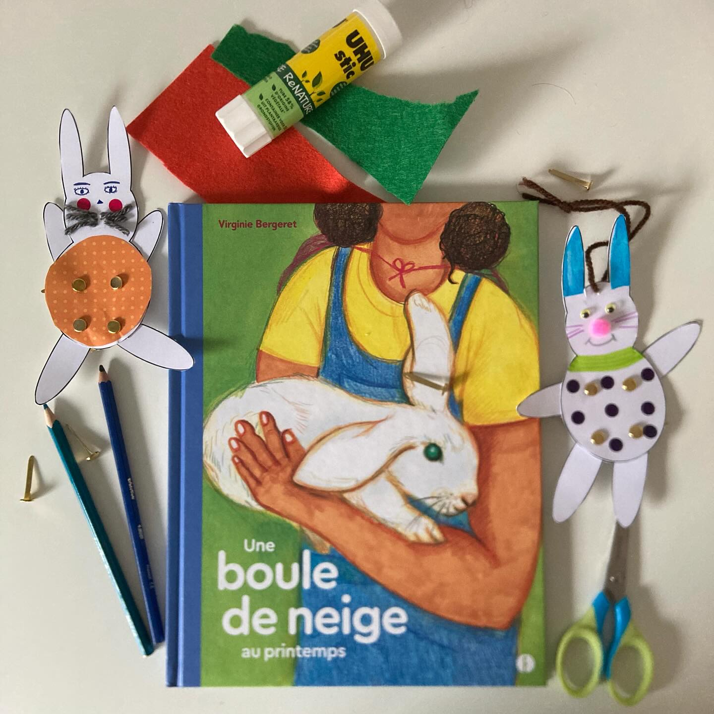 Petit retour en arrière: la dernière semaine du mois d’août, dans le cadre du super dispositif « Du soleil entre les lignes » mis en place par la @regionnormandie et @normandielivrelecture, j’ai animé une dizaine d’ateliers autour de nos albums pour des enfants à la bibliothèque d’Hérouville-Saint-Clair, près de Caen. Il y a eu des lapins, des géants, des décors d’espace, des manèges magiques et une plongée au centre de la terre :) C’était absolument génial ! Je ne résiste pas à vous montrer quelques photos de leurs belles créations :)
Encore merci à la @regionnormandie et @normandielivrelecture d’avoir rendu ça possible… #letageredubas #albumjeunesse #ateliercreatif #atelierspourenfants #normandie #normandielivreetlecture #virginiebergeret #lucileplacin #gillesfreluche #mathildeponcet #regionnormandie #litteraturejeunesse #herouvillesaintclair #editionindependante