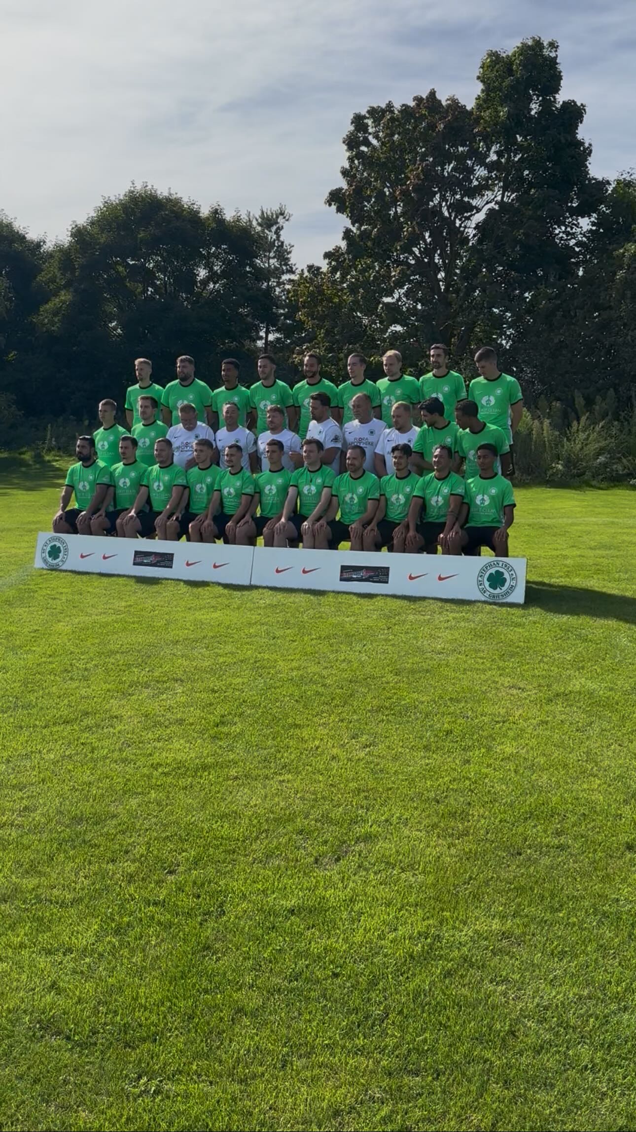 Heute war ein besonderer Tag in Griesheim ⚽️💚 Wir haben die 2. Herrenmannschaft mit neuen Trikots ausgestattet. Übergabe, Gruppenfotos & ein paar Worte vom Kapitän und mir – richtig starkes Team! #keepitclean #hausmeisterservice #immobilien #handwerk #fußball
