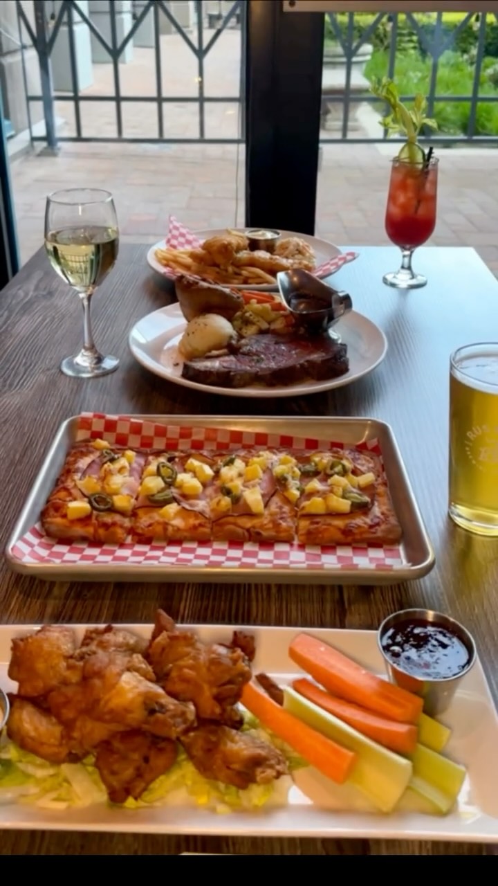 Medley’s is well known for its versatile menu that caters to the diverse culinary preferences of people across Canada. A group of customers can enjoy Canadian, Italian, German, Asian, and Mexican cuisines — all at the same time, all in one place. 🌍🍽️ #dineoutvancouver #vancouverrestaurant #holidayinnnorthvancouver #dishedvancouver #vancityeats #vancouvernorthshore #dineoutvanfest #doubletreenorthvan #foodcouver #cityofvancouver #hiddenspotvancouver #explorenorthvan